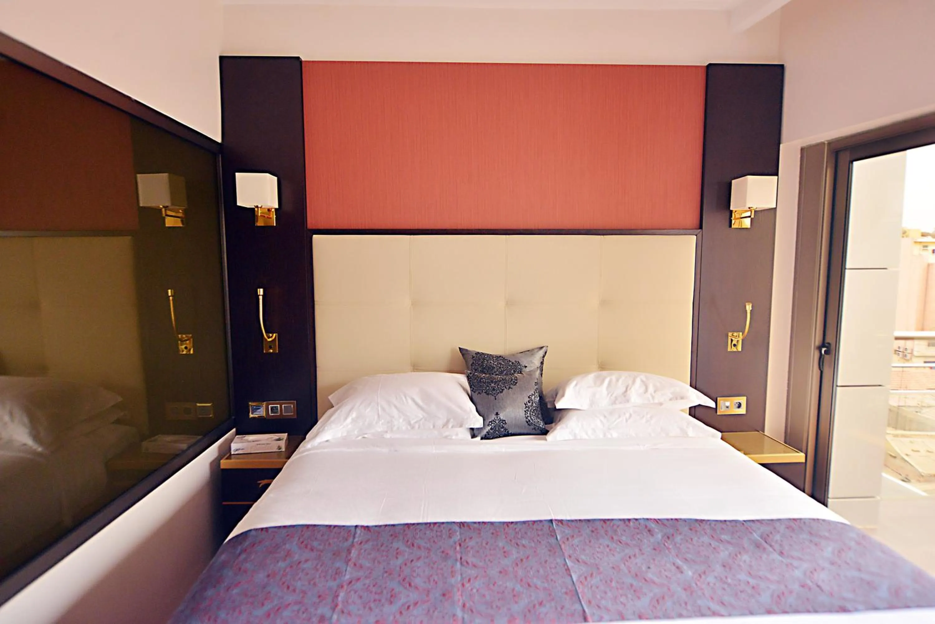 Bedroom, Bed in Hôtel Fleur de Lys Plateau