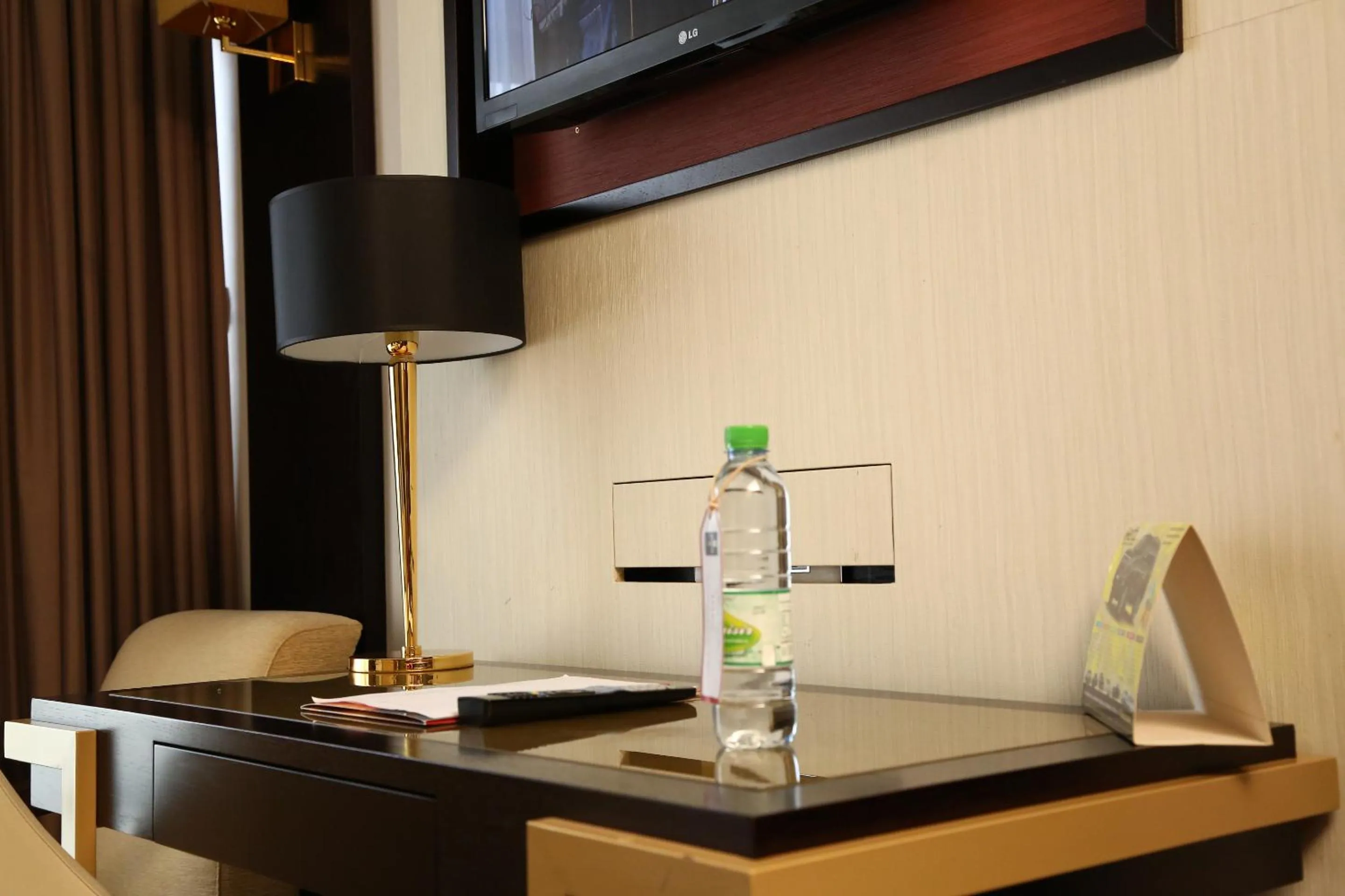 Bedroom in Hôtel Fleur de Lys Plateau