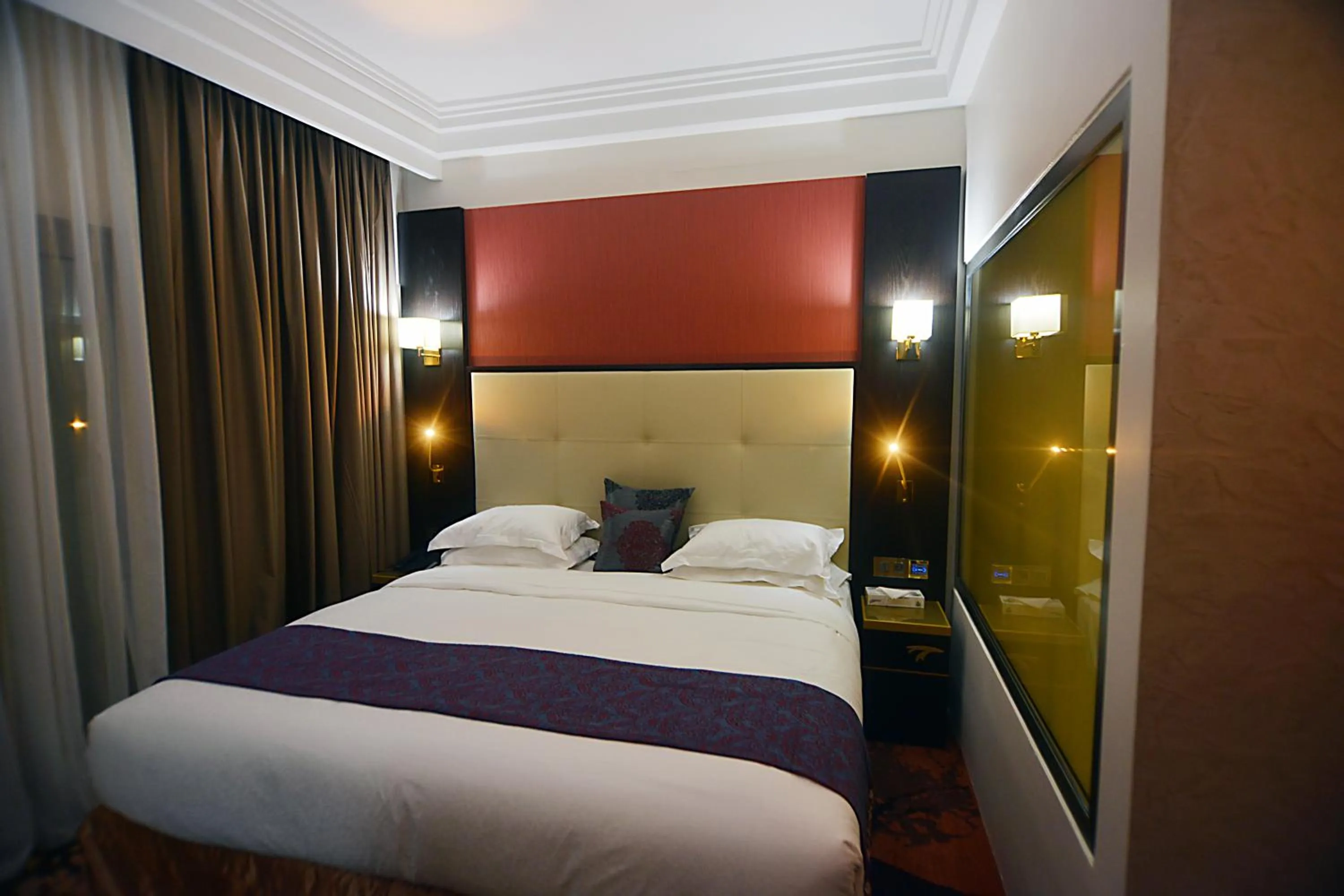 Bedroom, Bed in Hôtel Fleur de Lys Plateau