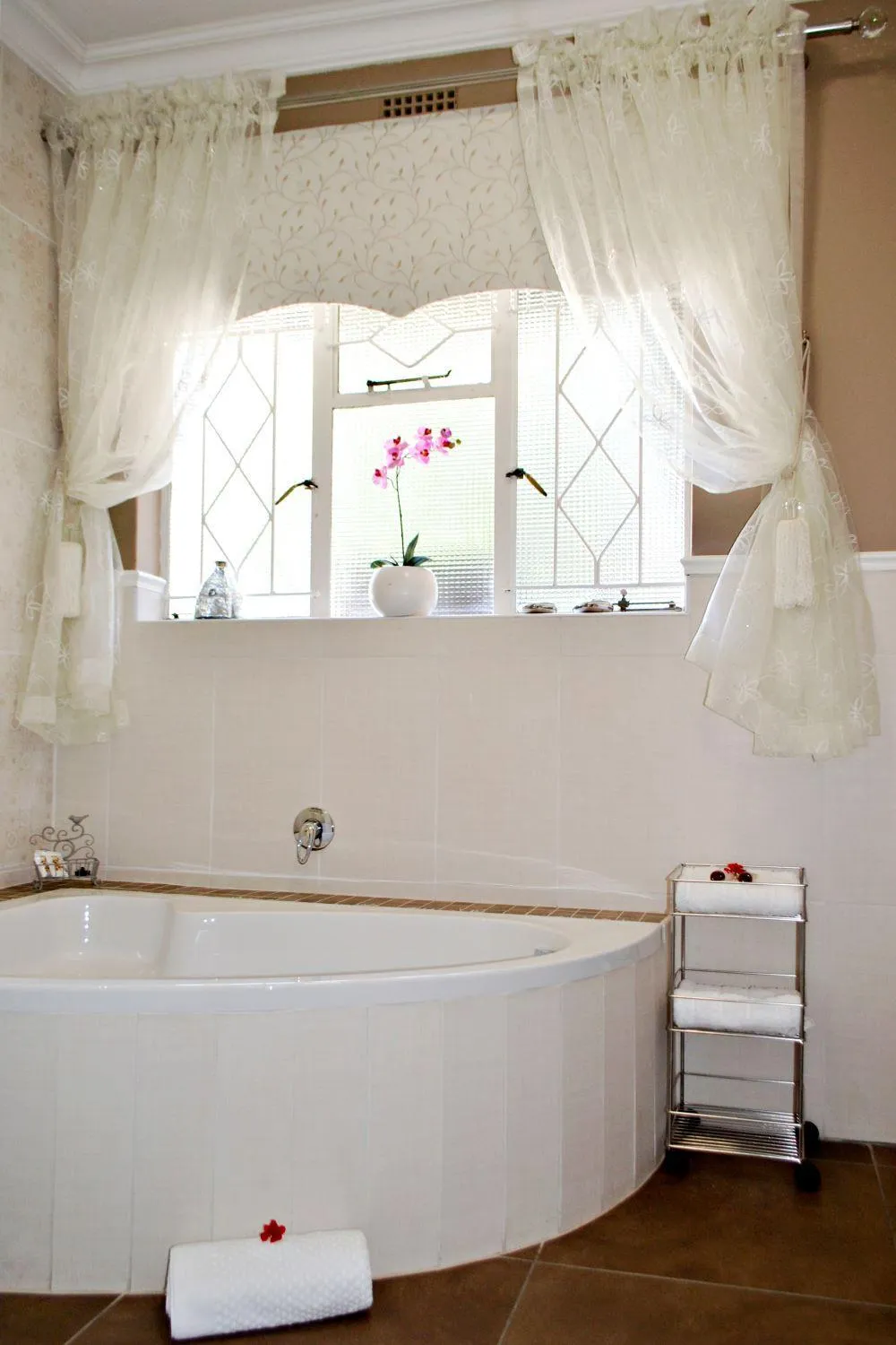Bath in Bokmakierie Gastehuis Emalahleni Pty Ltd