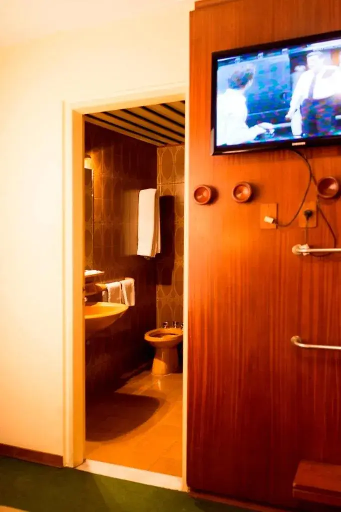 Triple Room - single occupancy in Hotel del Jardín Triple Room - single occupancy in Hotel del Jardín