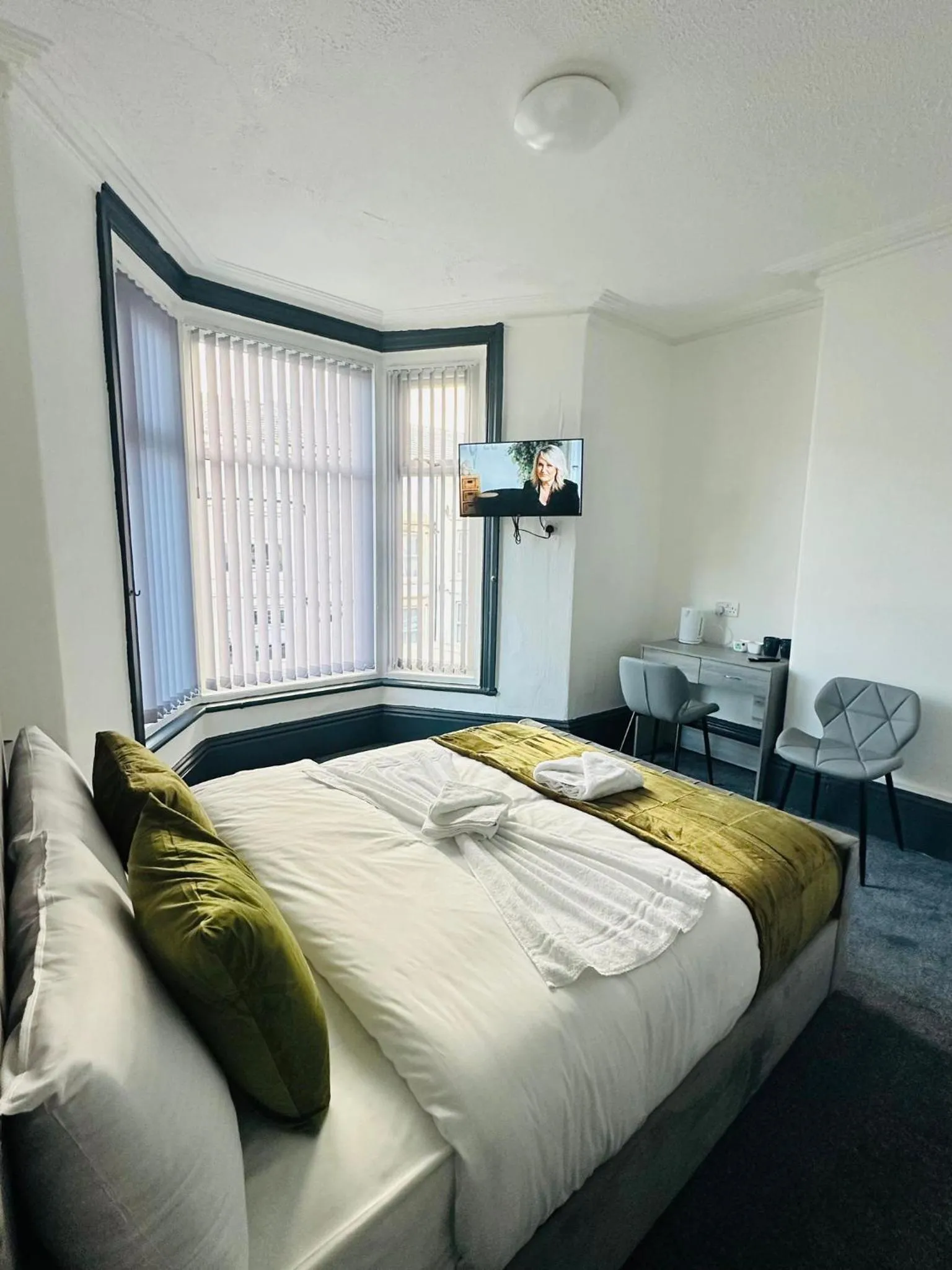 Bedroom, Bed in The New Valron Hotel