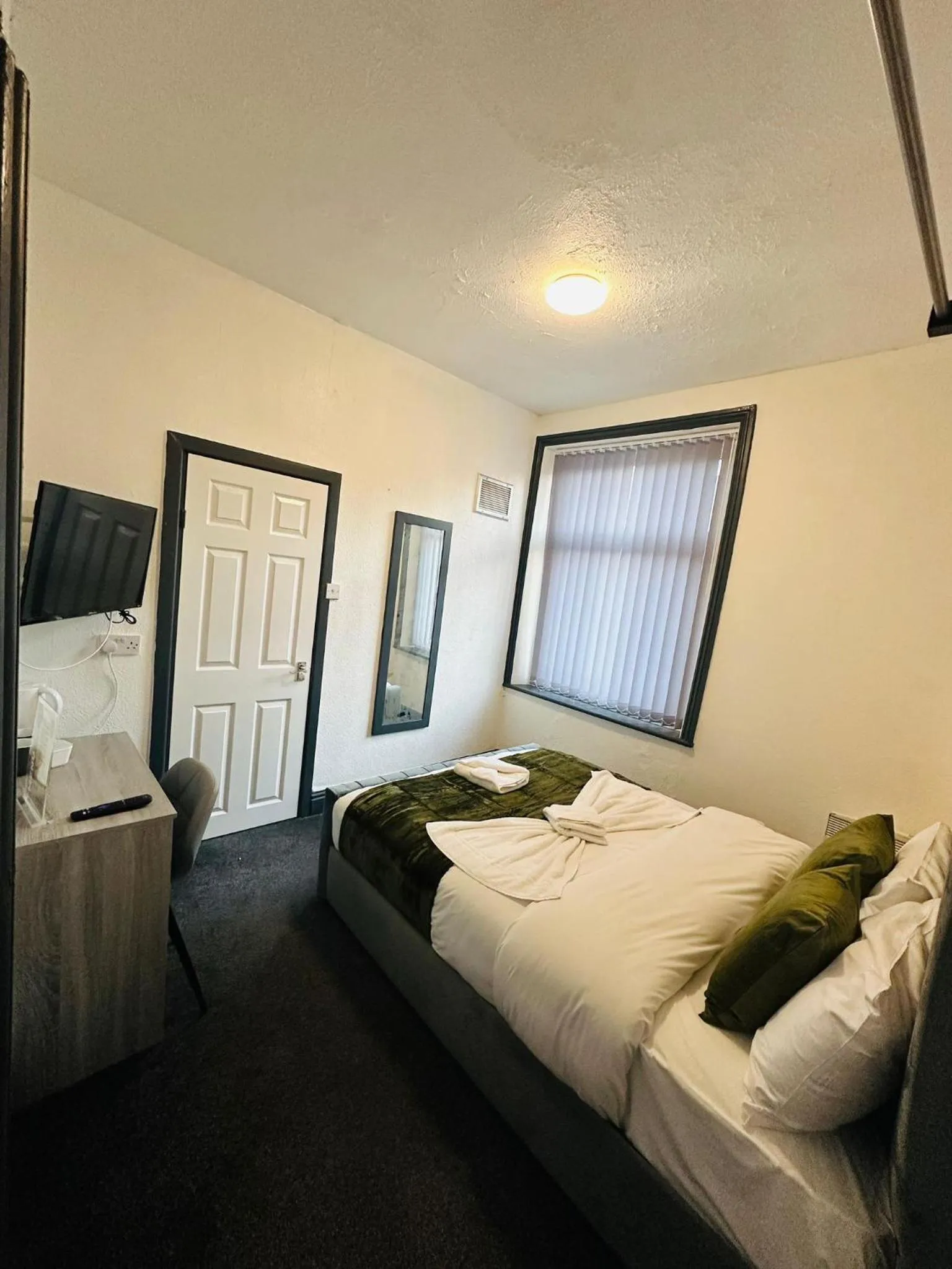 Bedroom, Bed in The New Valron Hotel