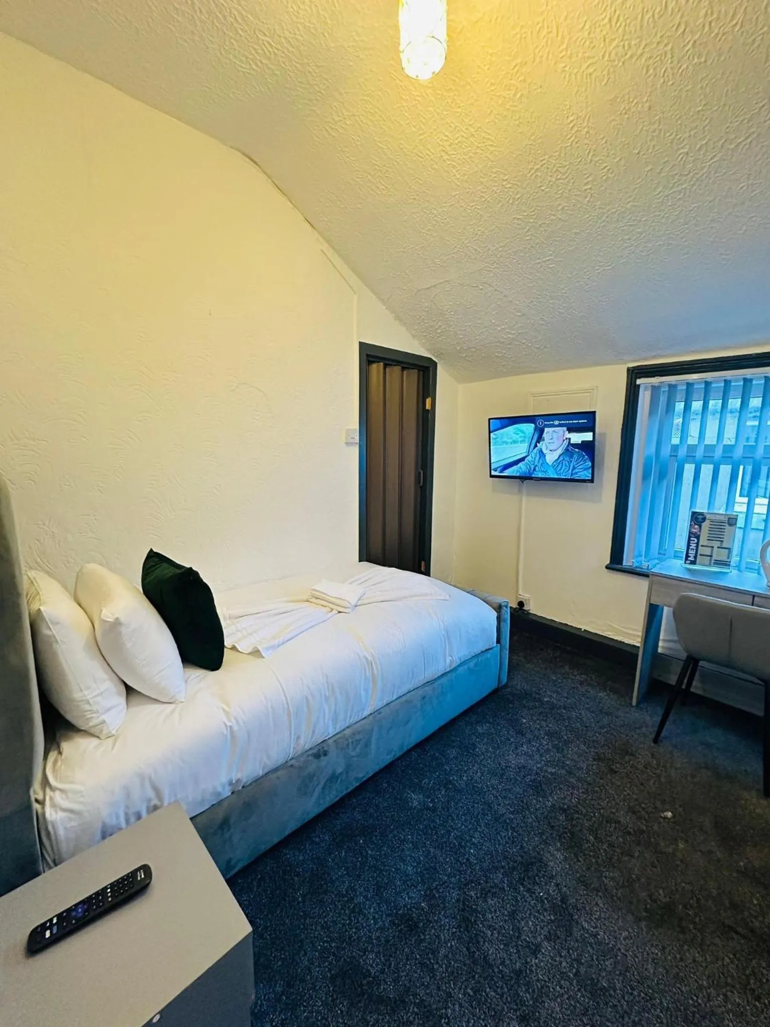 Bedroom, Bed in The New Valron Hotel