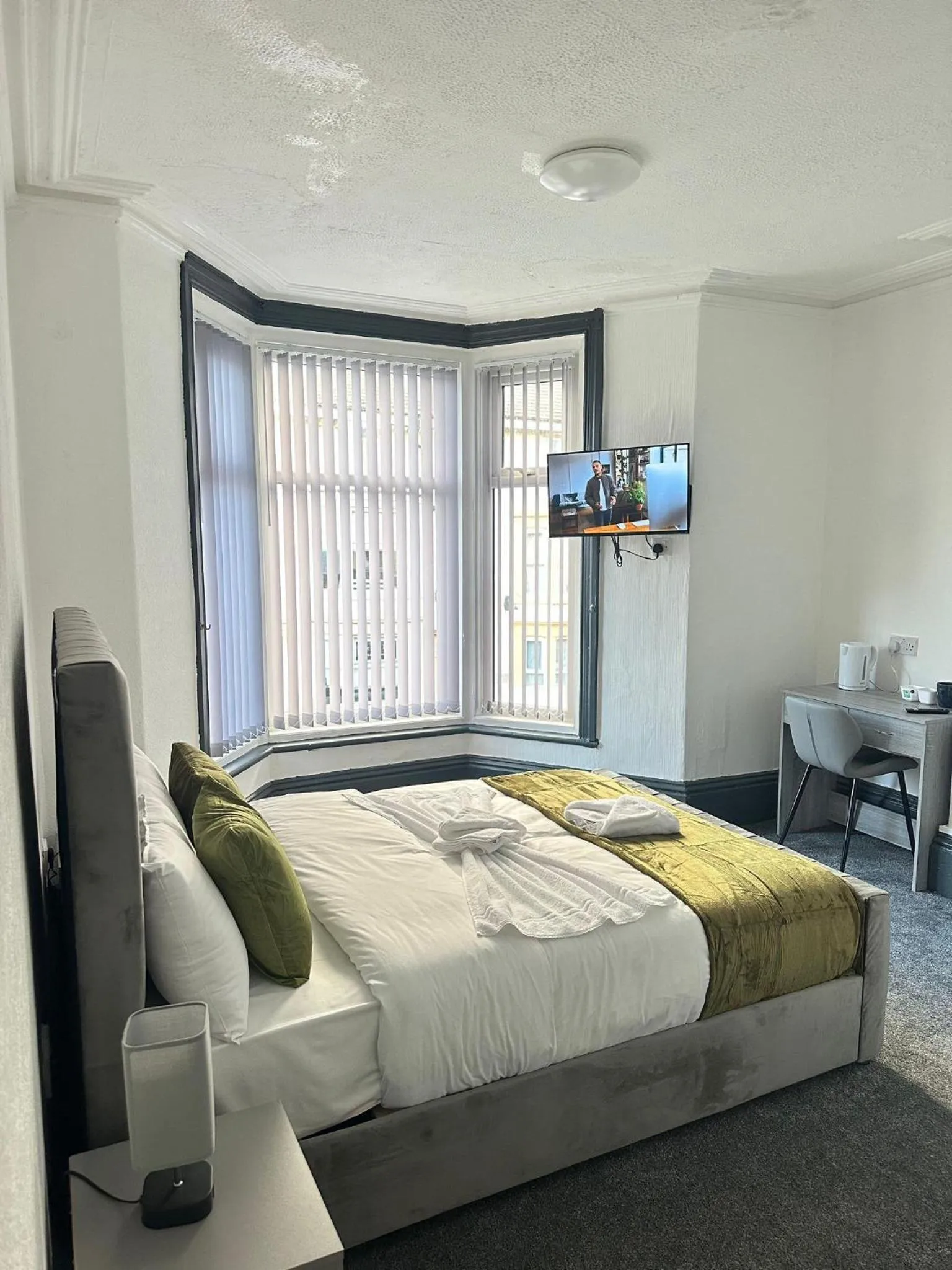 Bedroom, Bed in The New Valron Hotel