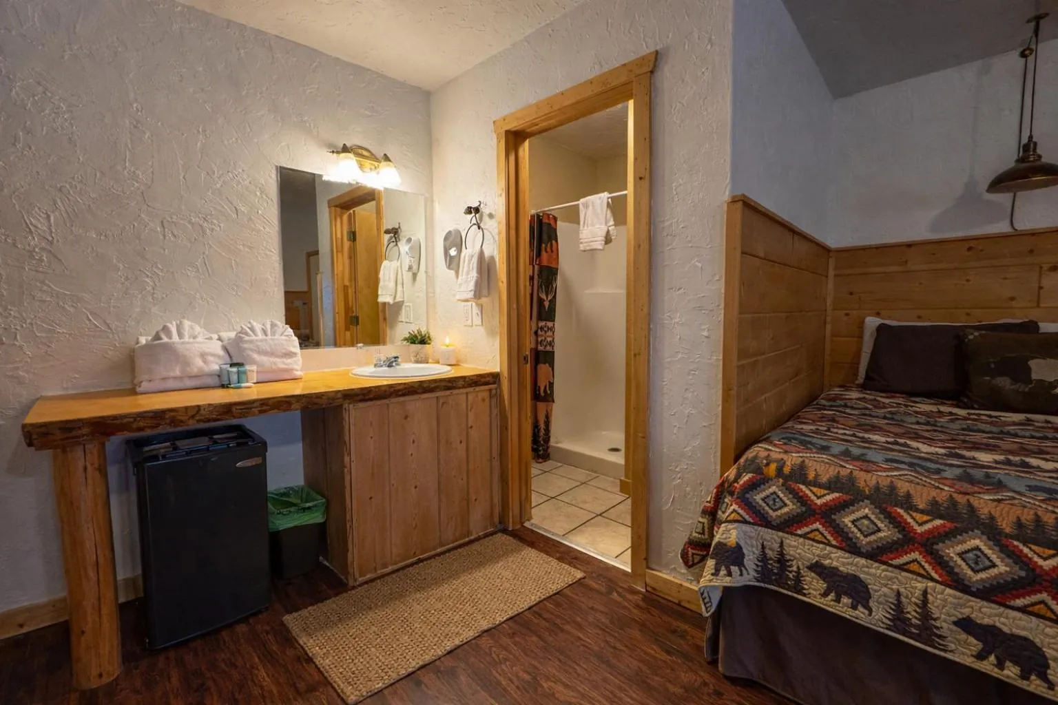 Bathroom, Bed in Chinook Winds Lodge