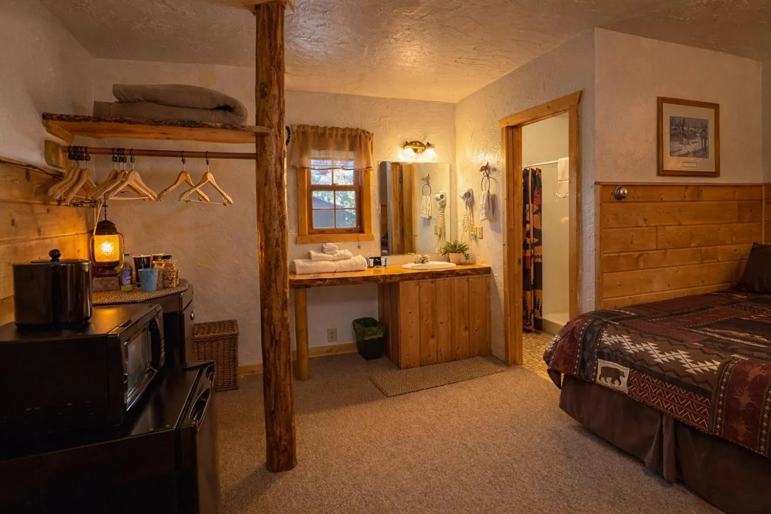 Bedroom, Bed in Chinook Winds Lodge