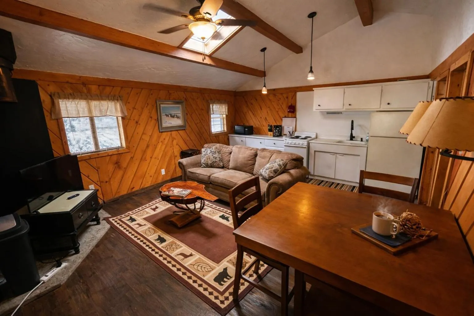 Living room in Chinook Winds Lodge