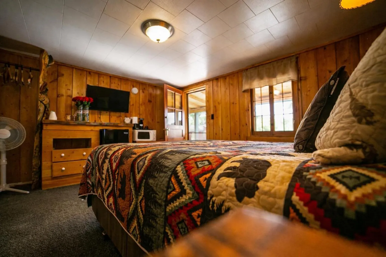 Photo of the whole room, Bed in Chinook Winds Lodge