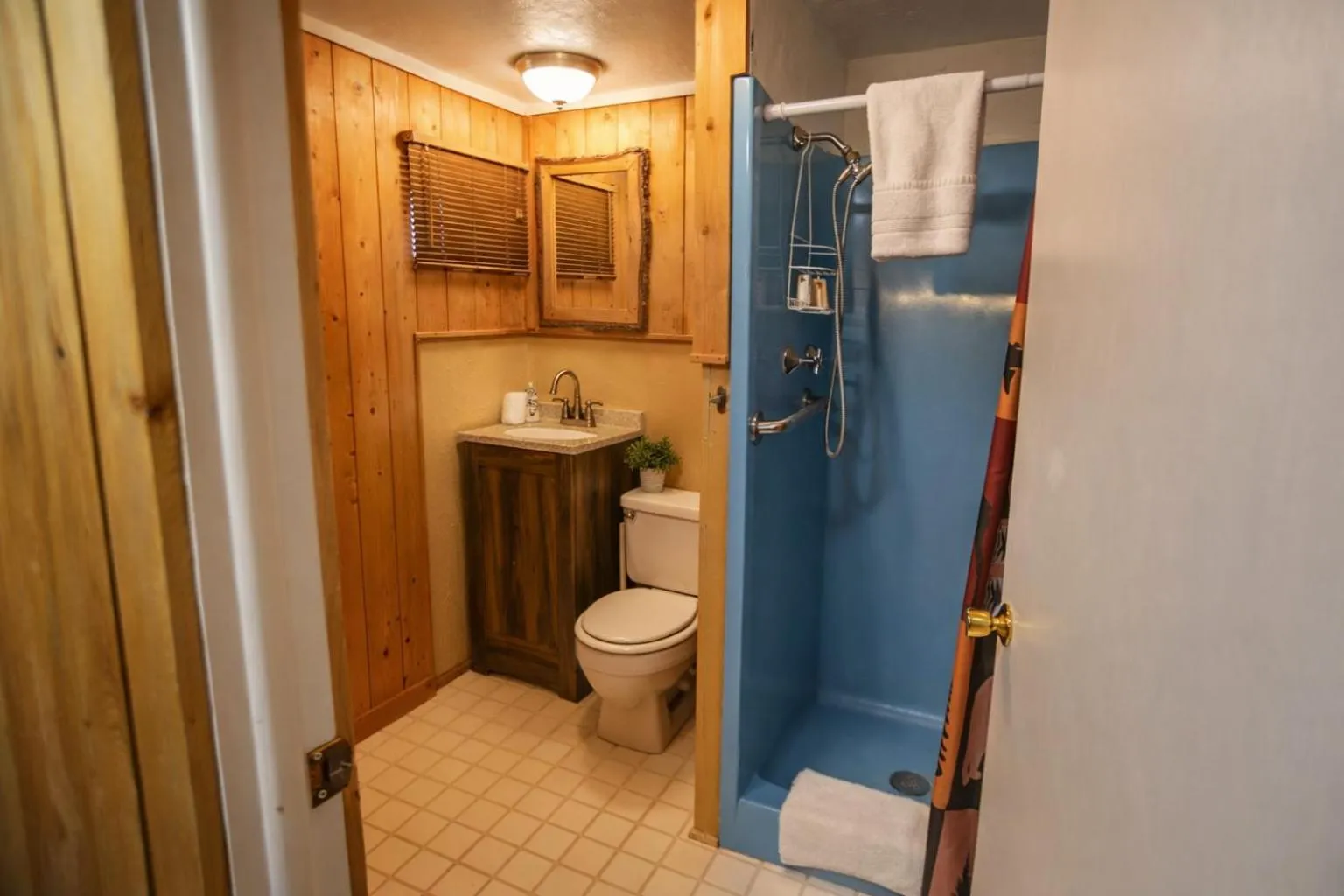 Shower in Chinook Winds Lodge
