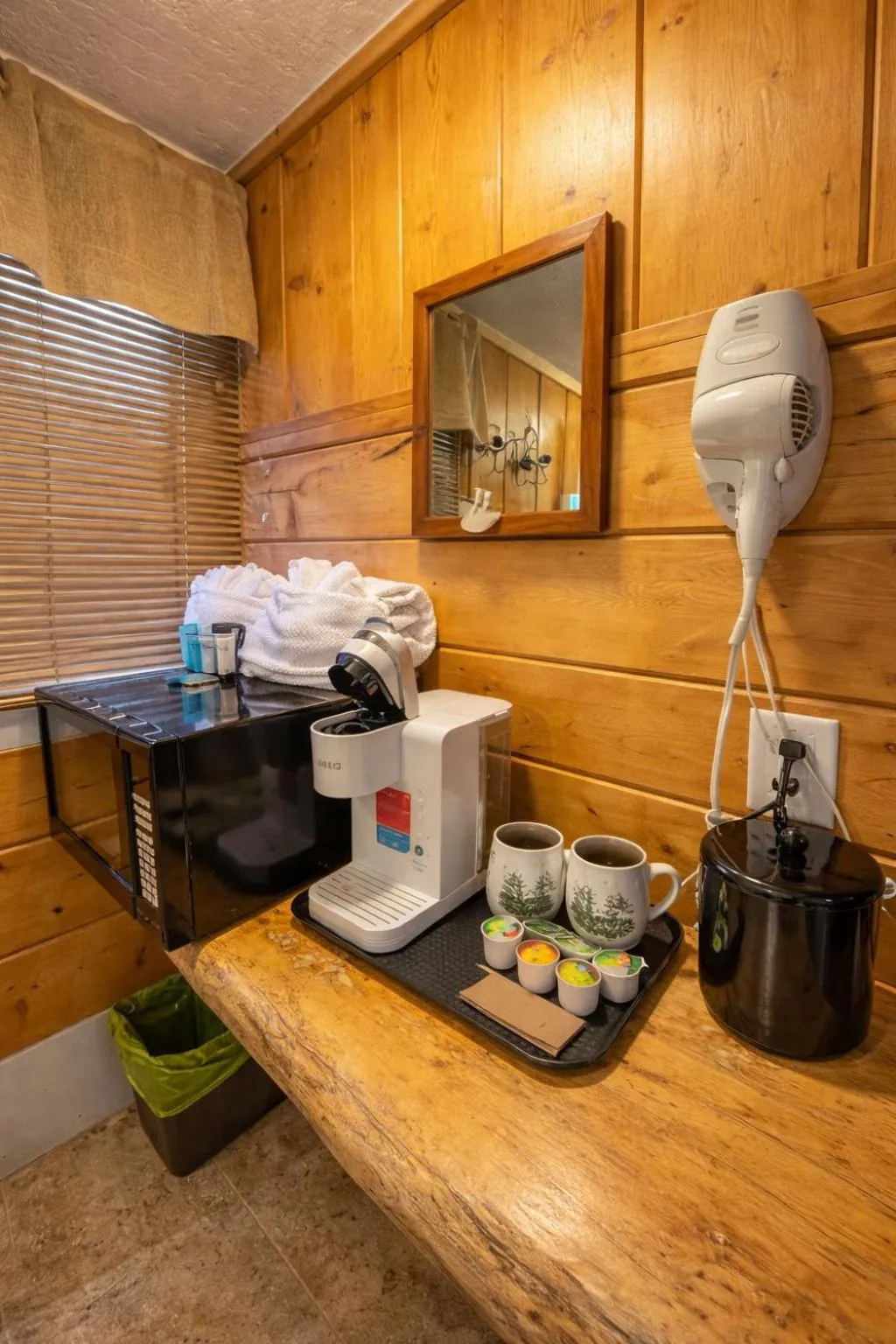 Coffee/tea facilities in Chinook Winds Lodge