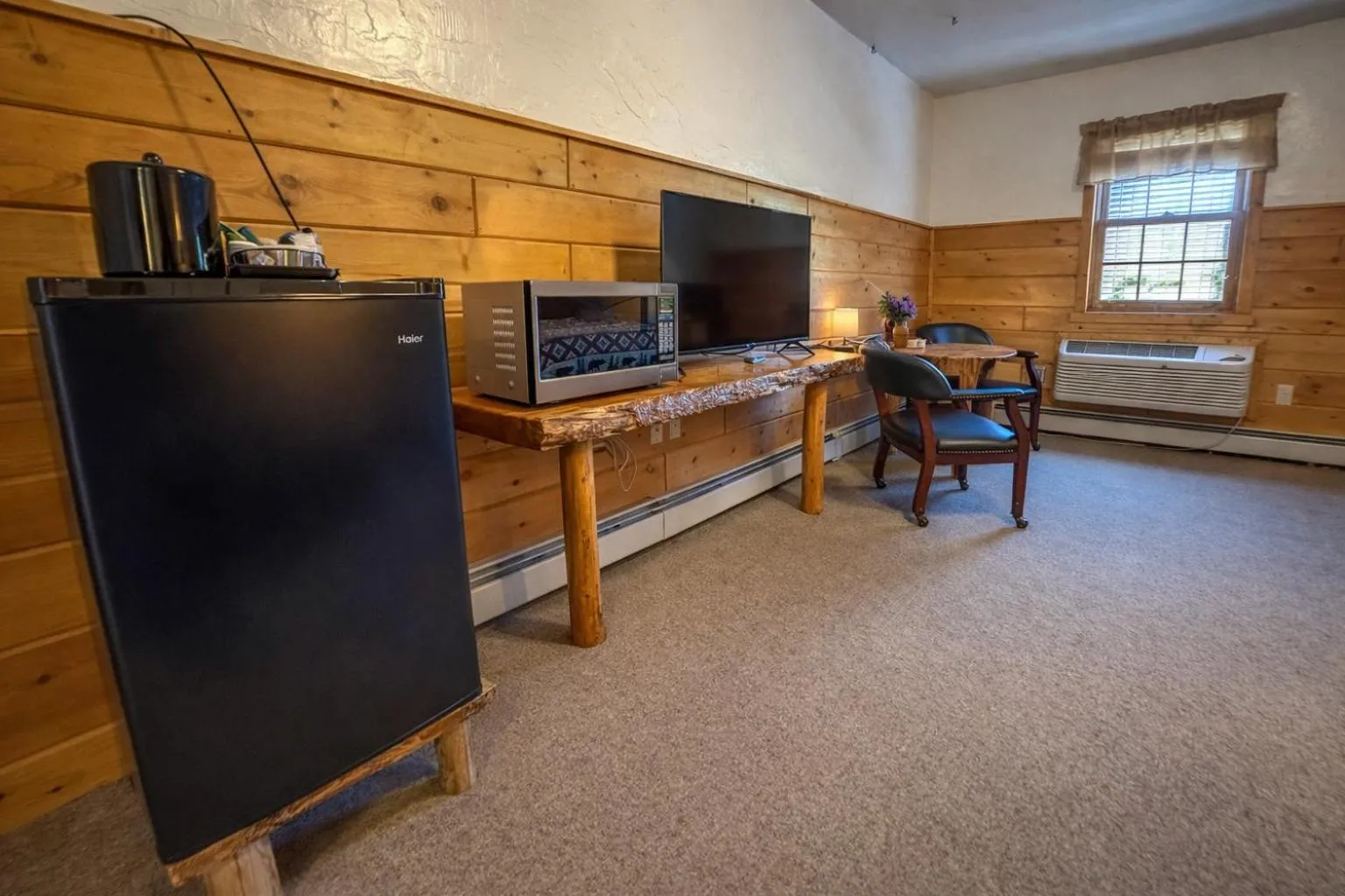 Evening entertainment in Chinook Winds Lodge