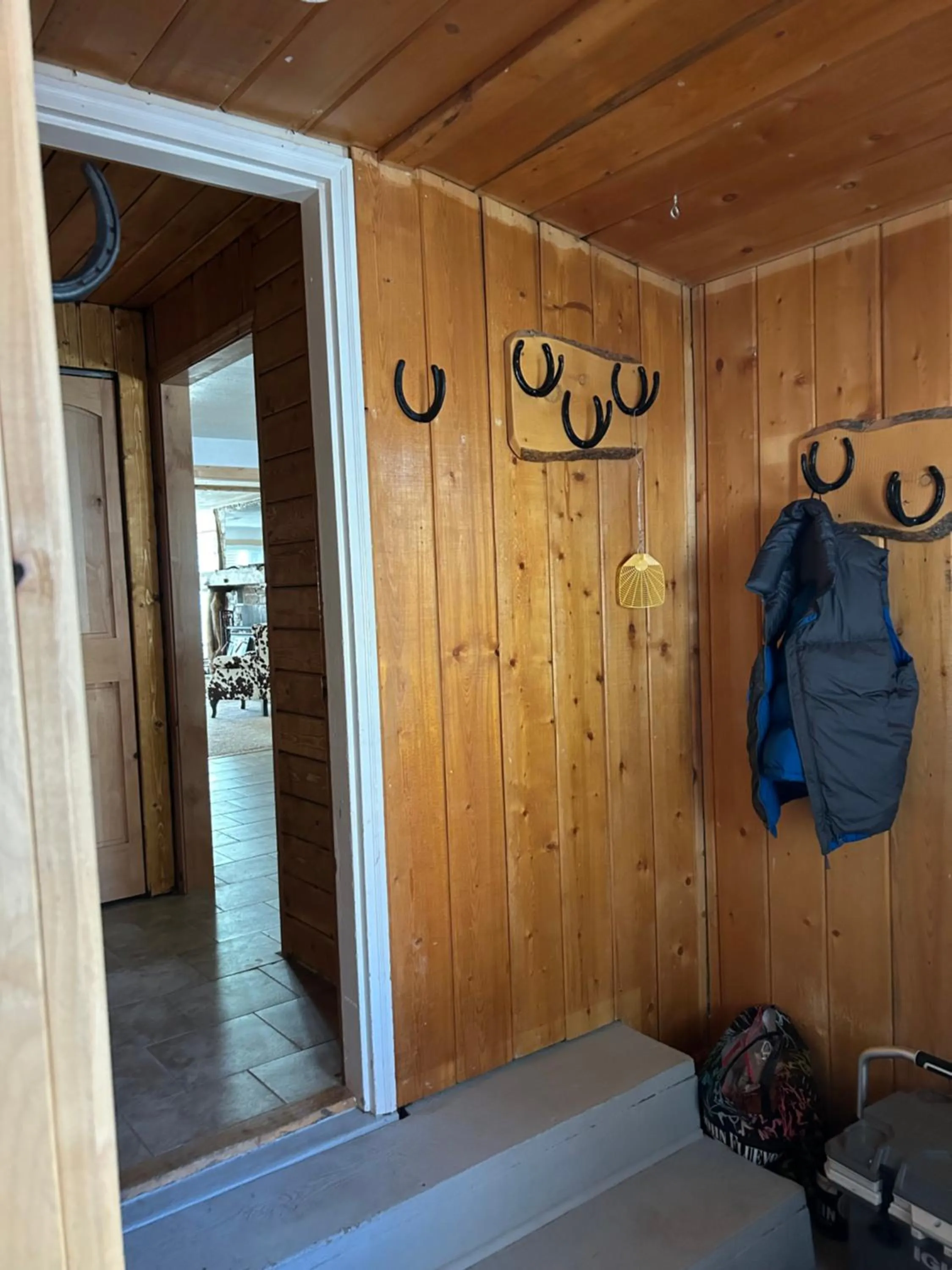 Facade/entrance in Chinook Winds Lodge