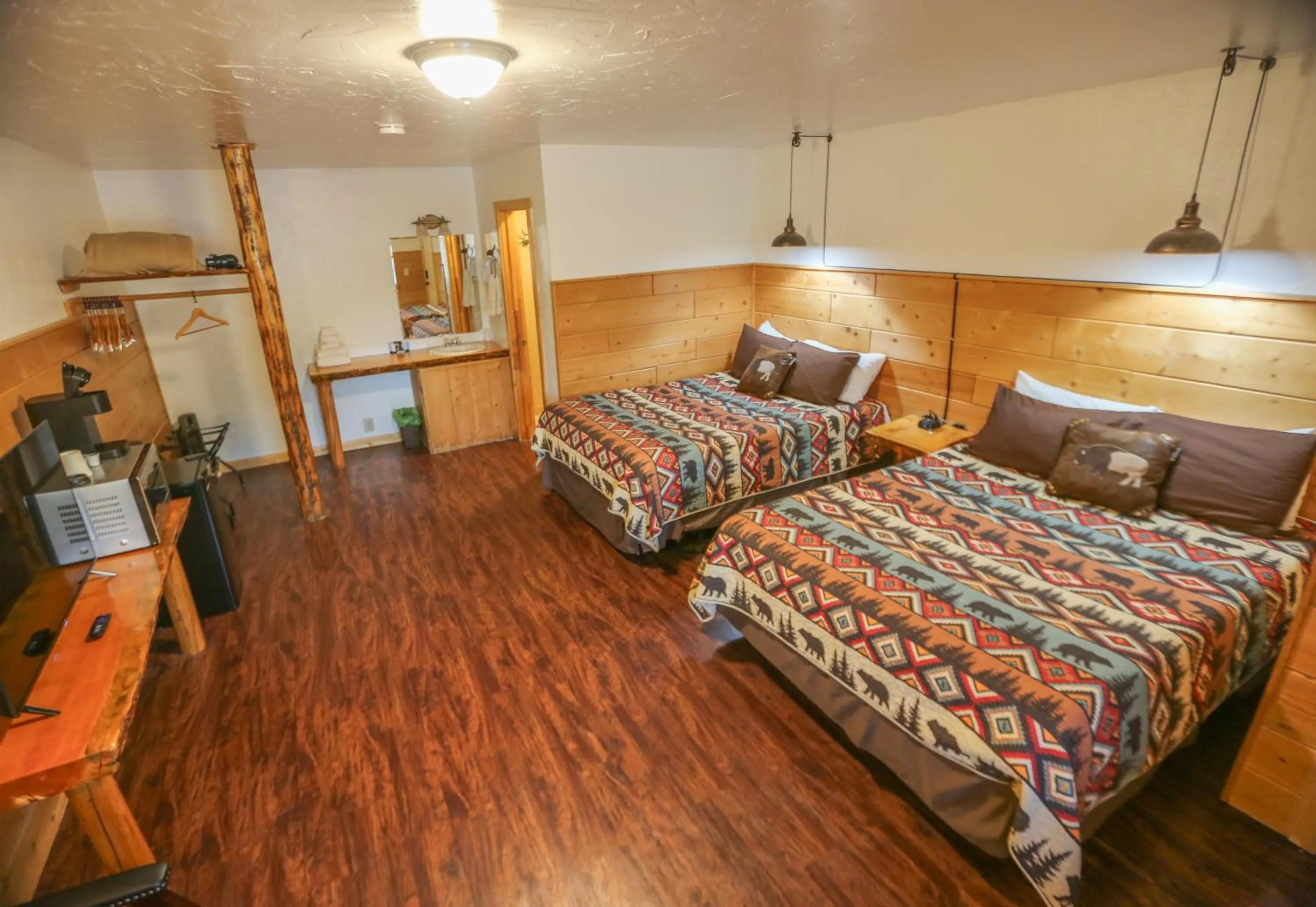 Deluxe Queen Room with Two Queen Beds in Chinook Winds Lodge