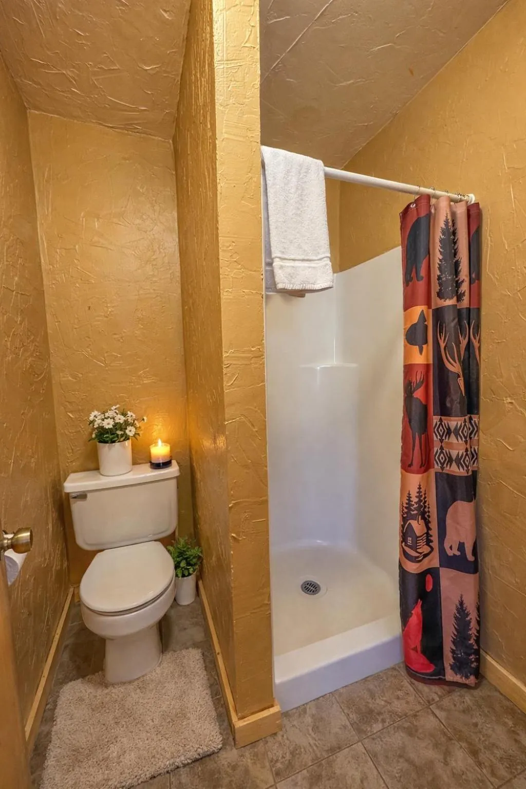 Toilet in Chinook Winds Lodge