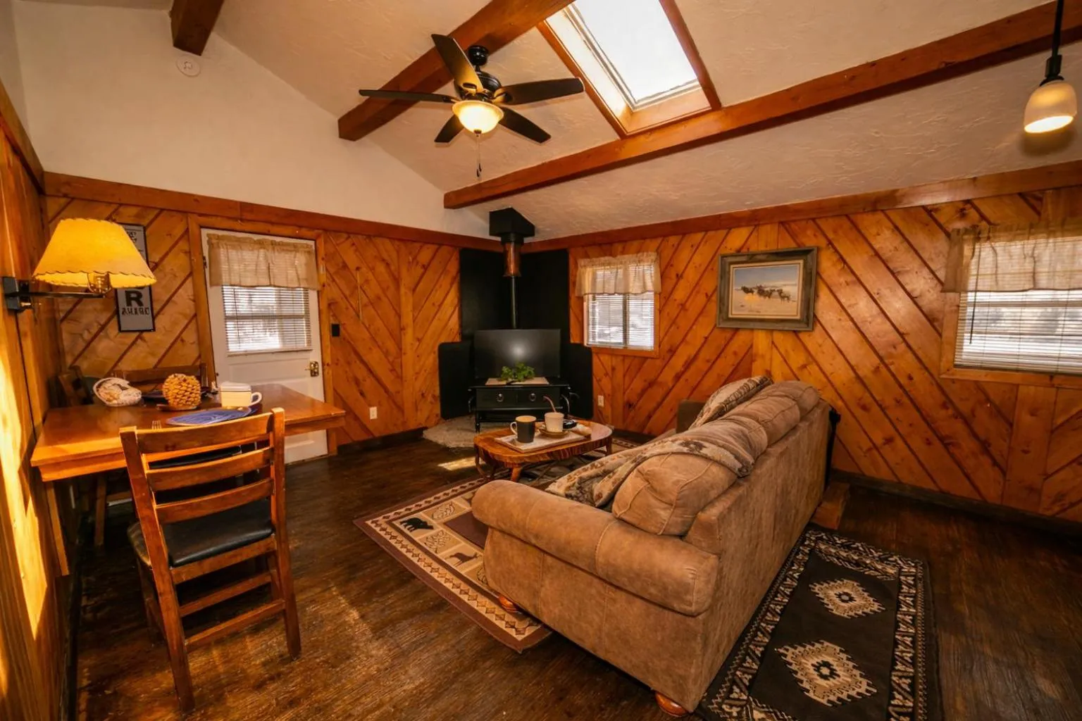 Living room in Chinook Winds Lodge
