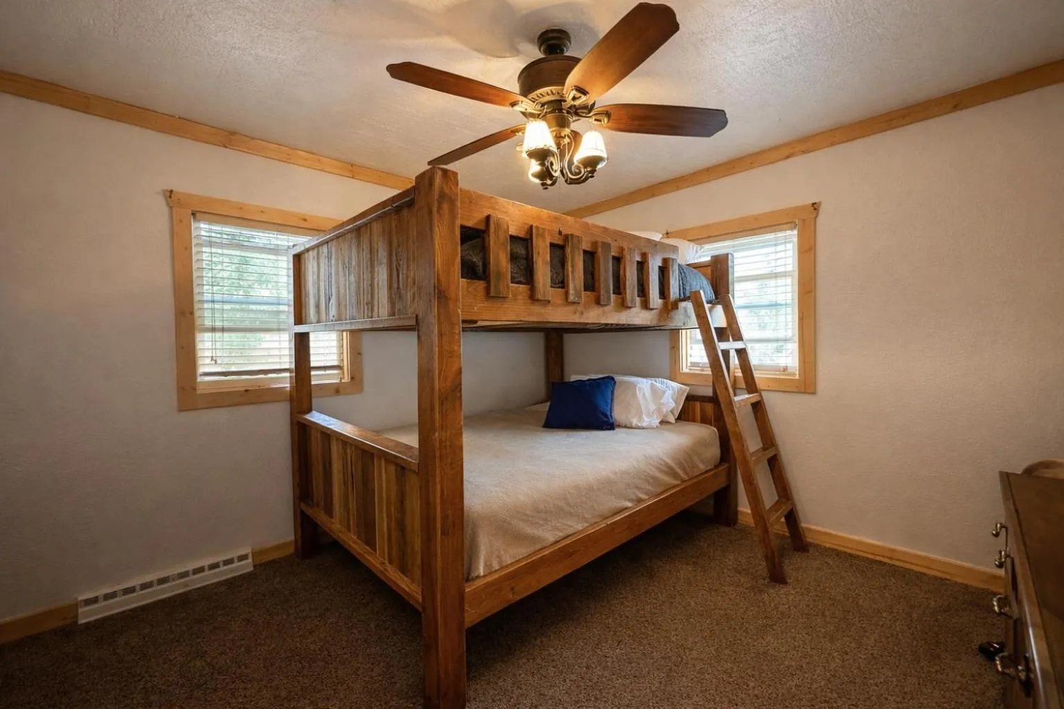 Bedroom, Bed in Chinook Winds Lodge