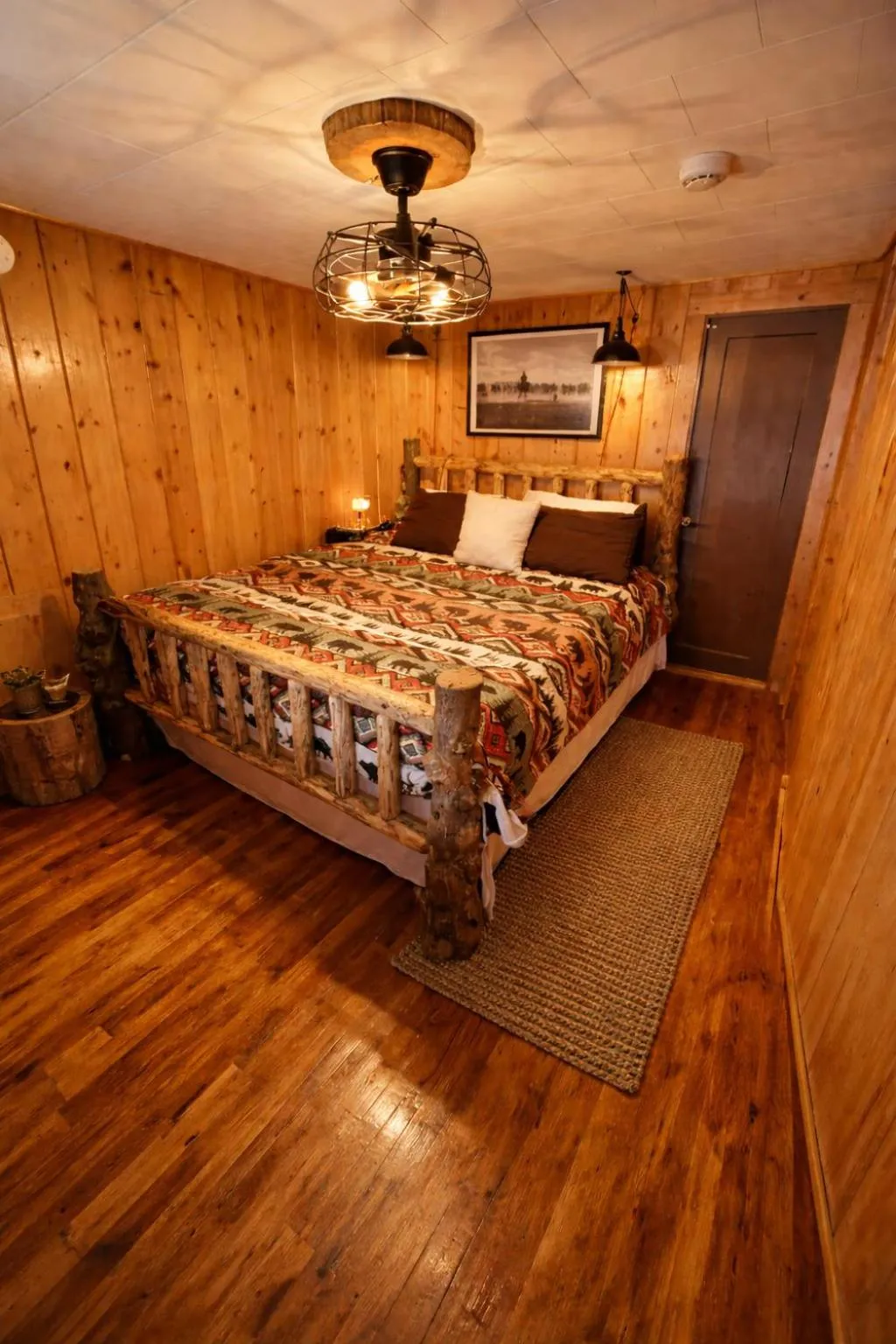 Bed in Chinook Winds Lodge