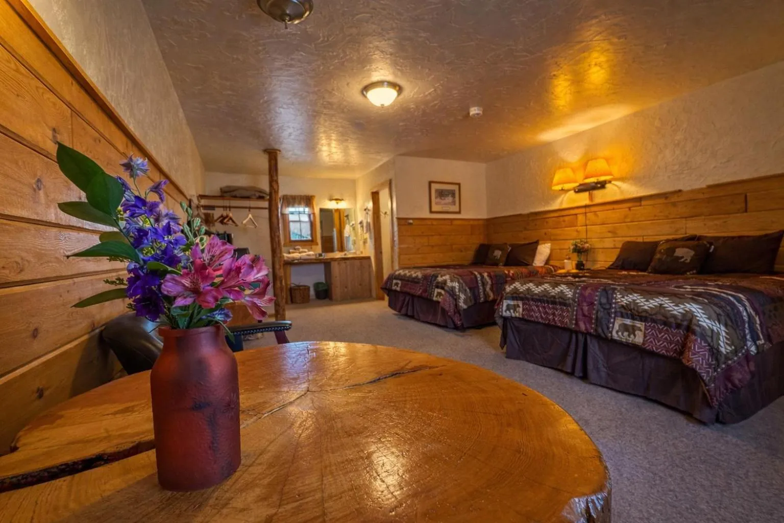 Photo of the whole room, Bed in Chinook Winds Lodge