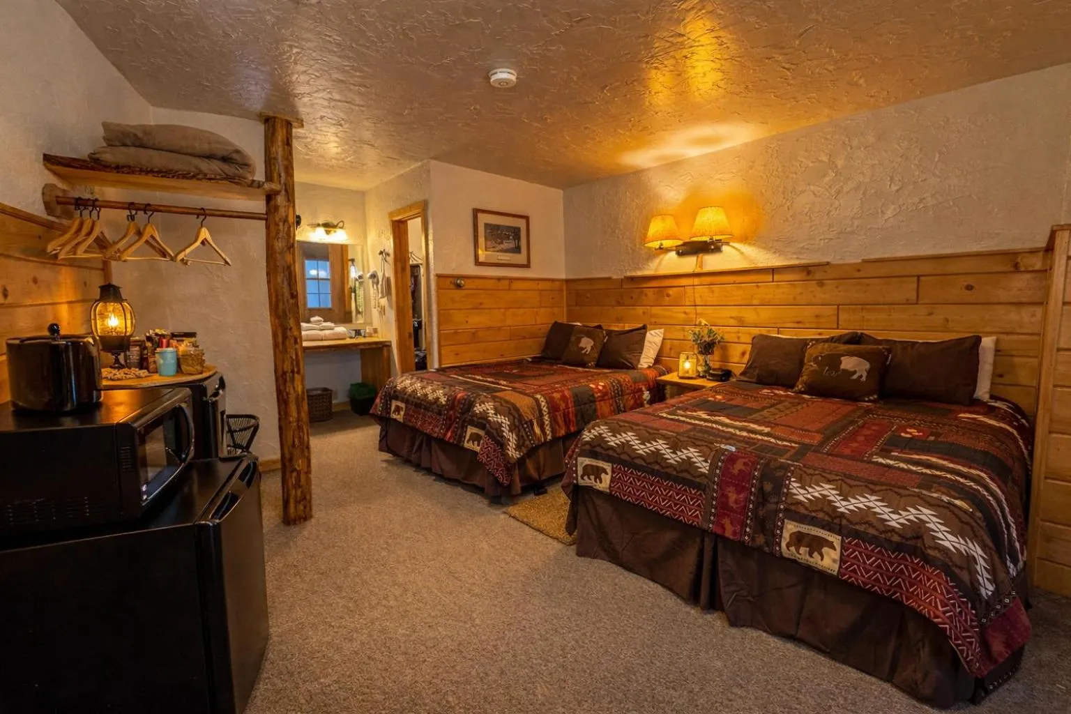 Photo of the whole room, Bed in Chinook Winds Lodge