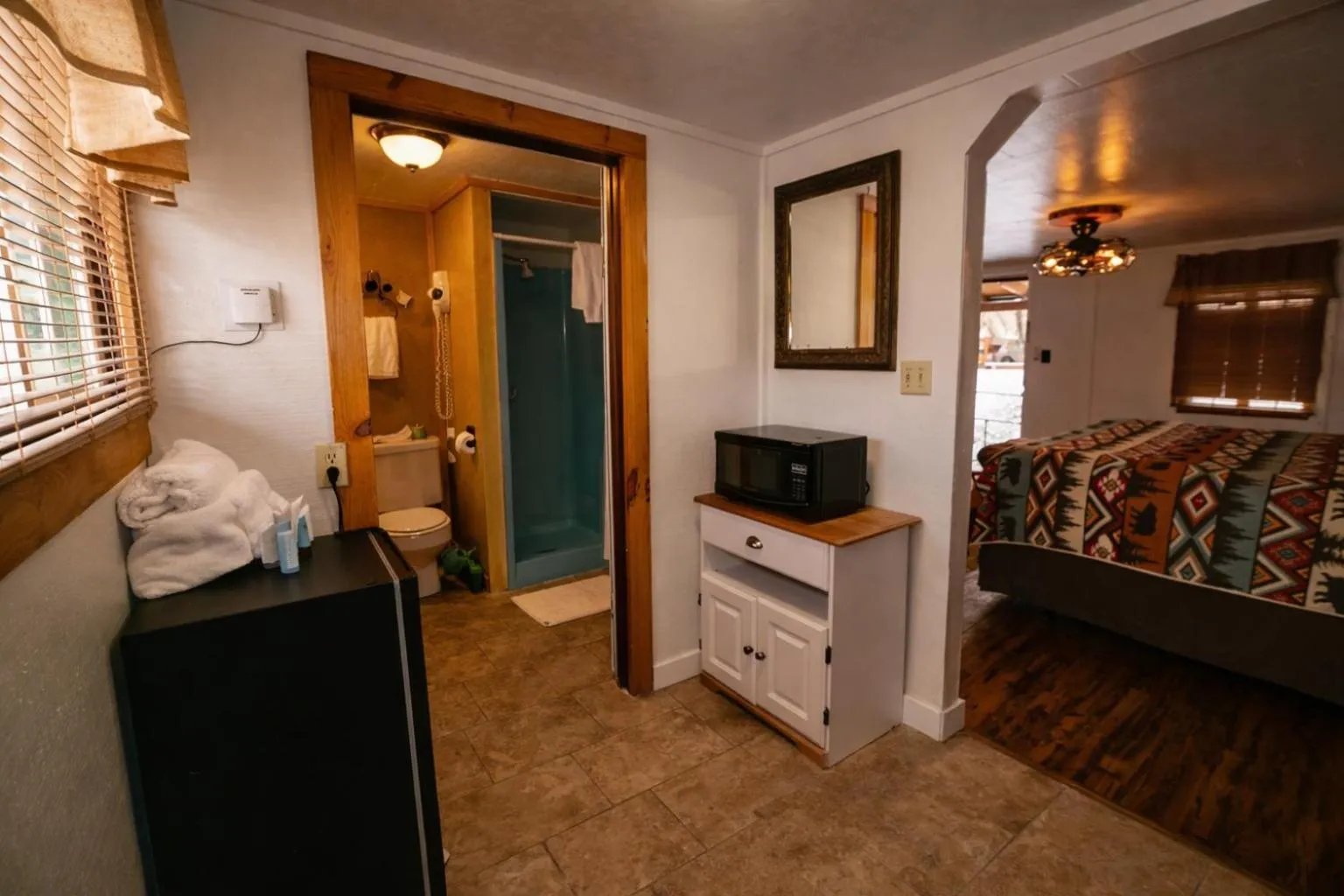 Kitchen or kitchenette, Bed in Chinook Winds Lodge