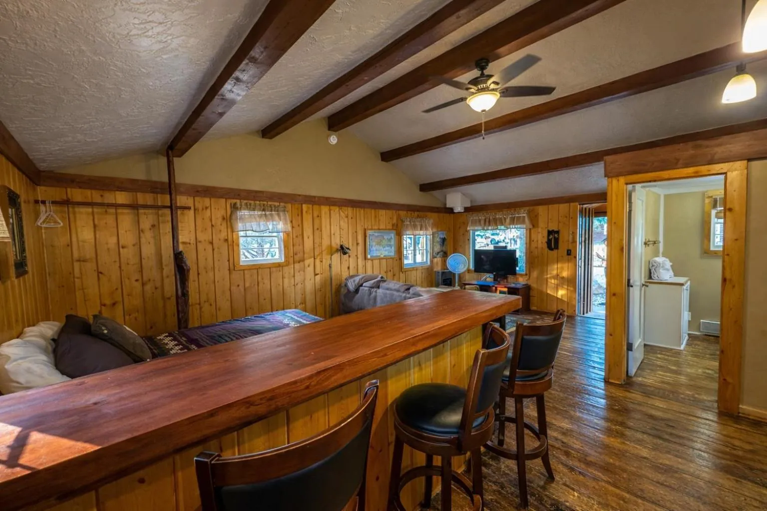 Dining area in Chinook Winds Lodge