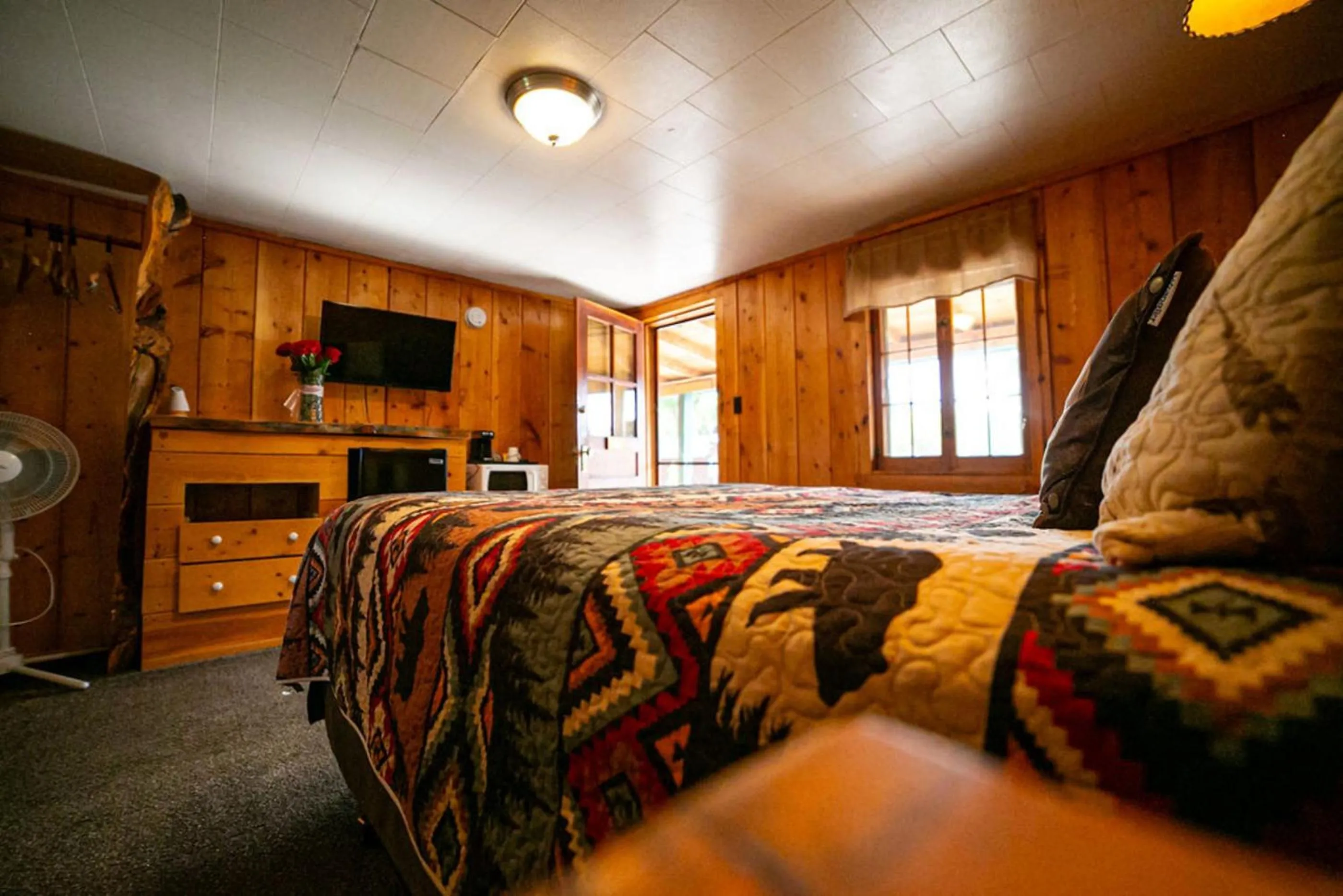 Deluxe Queen Room in Chinook Winds Lodge