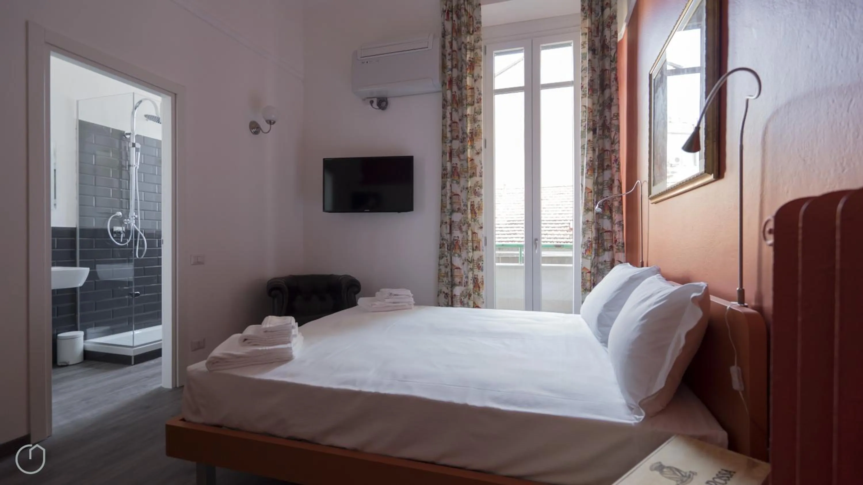 Bathroom, Bed in Italianway Easy - Melzo 12