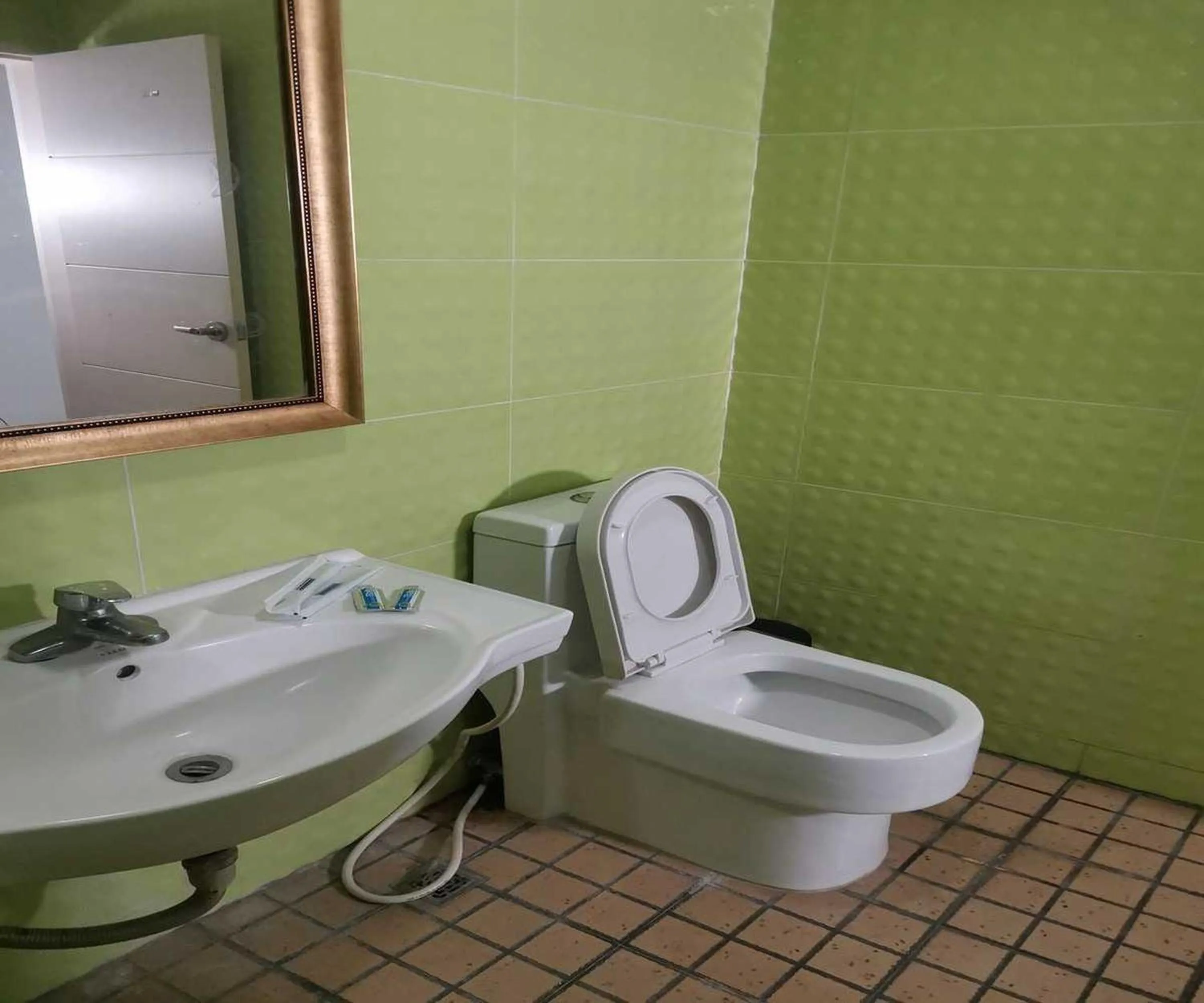 Bathroom in Townhouse Oak Vera Hotel Near Clark International Airport