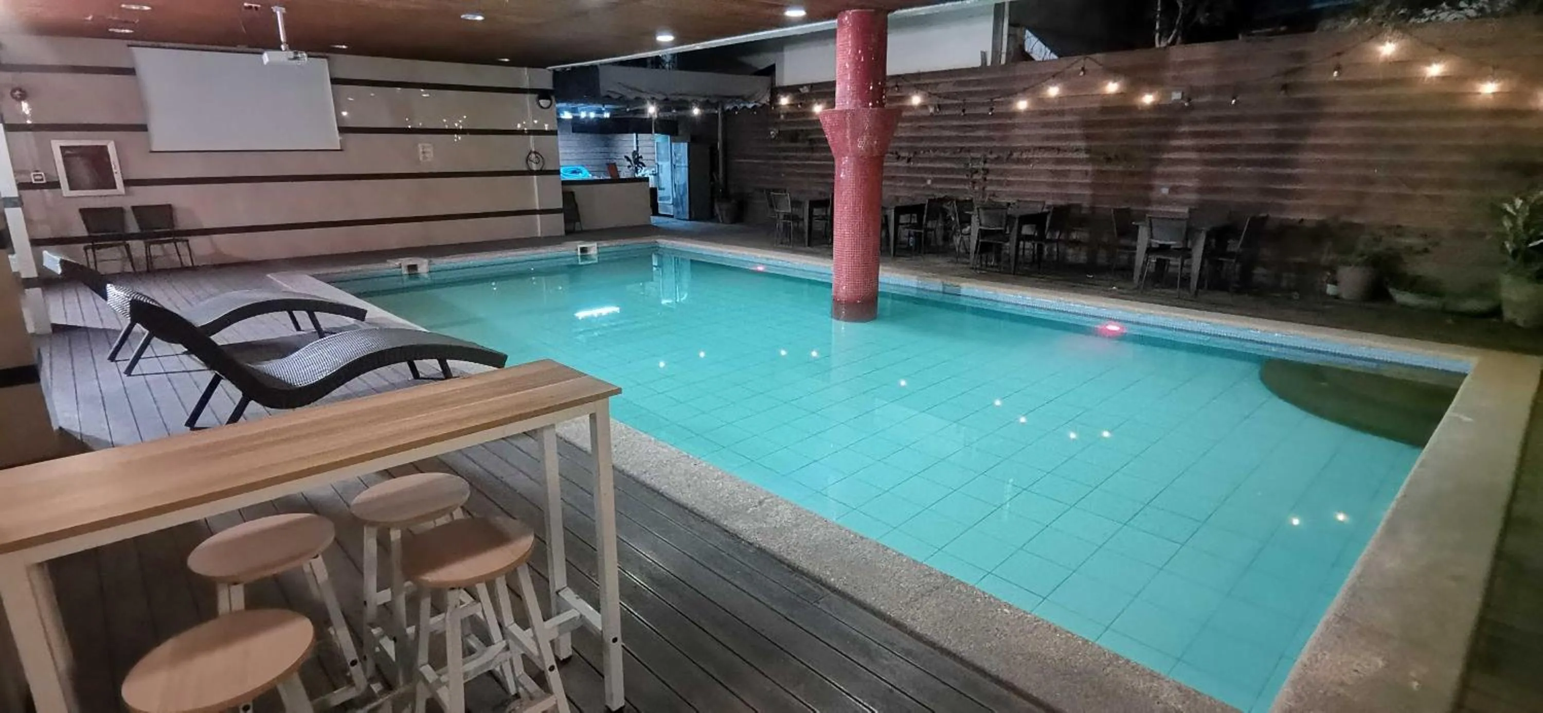 Swimming pool in Townhouse Oak Vera Hotel Near Clark International Airport