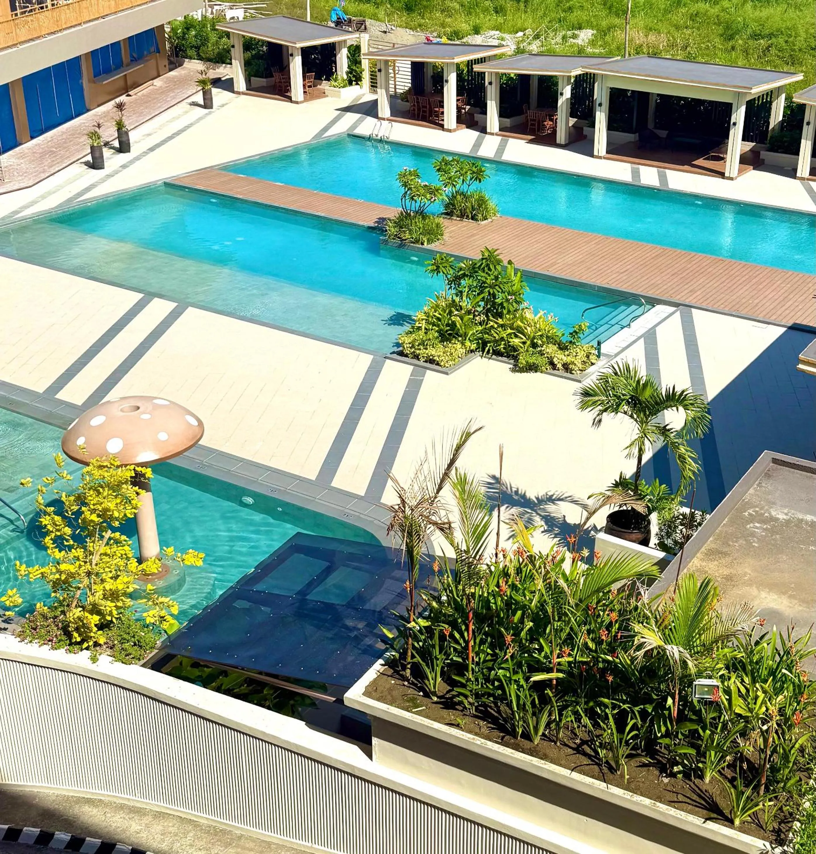 Swimming pool in Vermillion Hotel