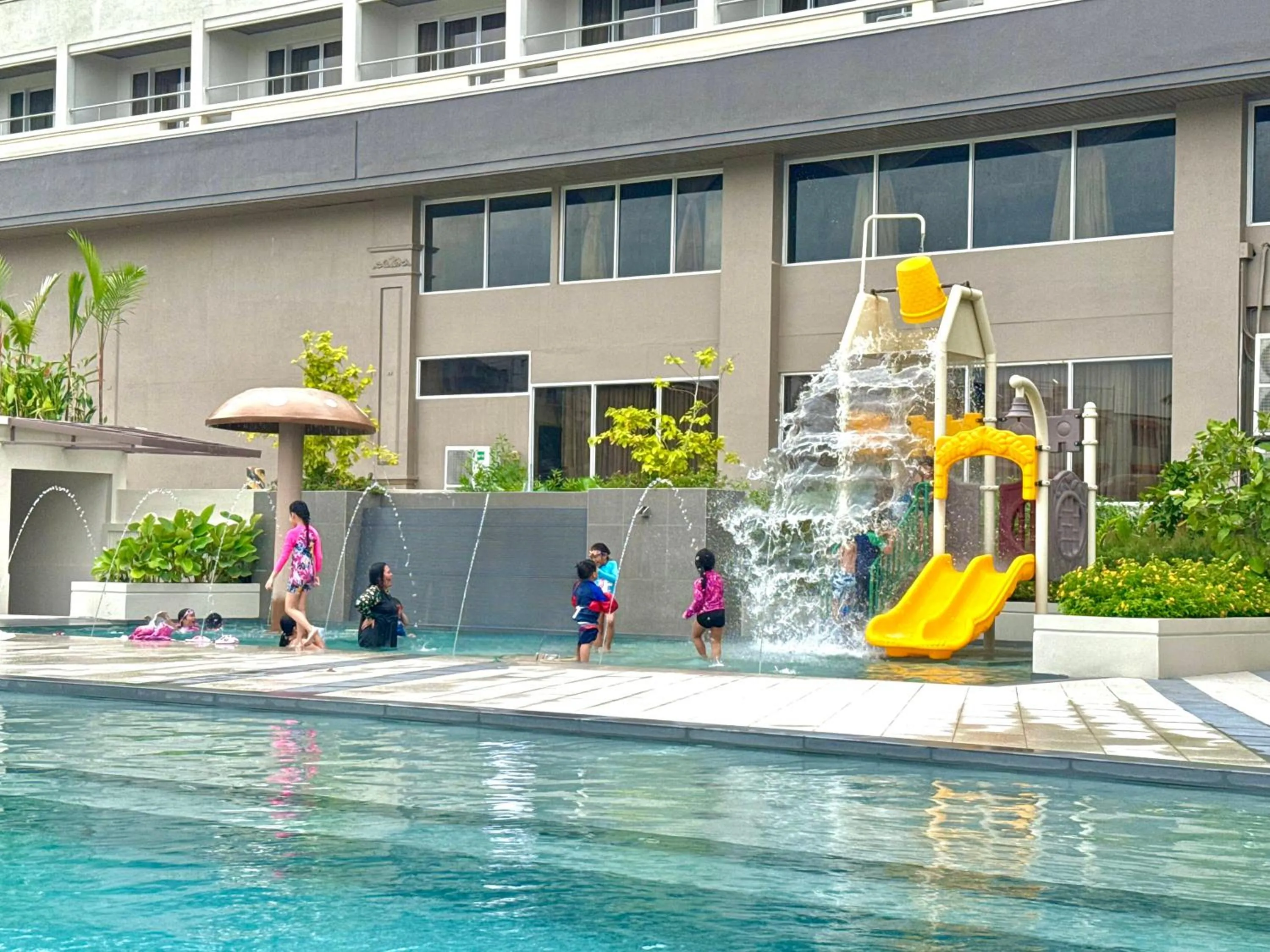 Swimming pool in Vermillion Hotel