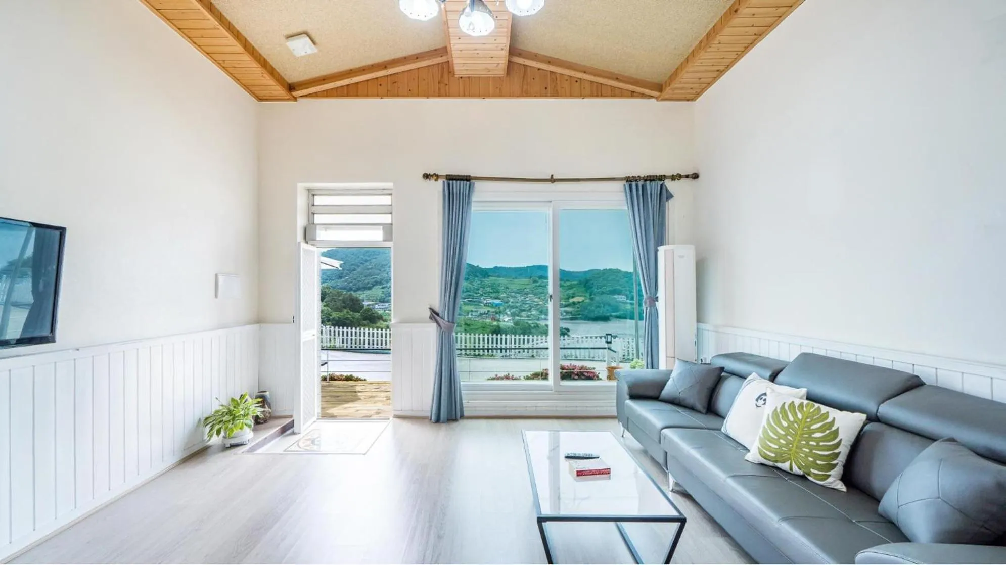 Photo of the whole room in Yeosu Sky Pension