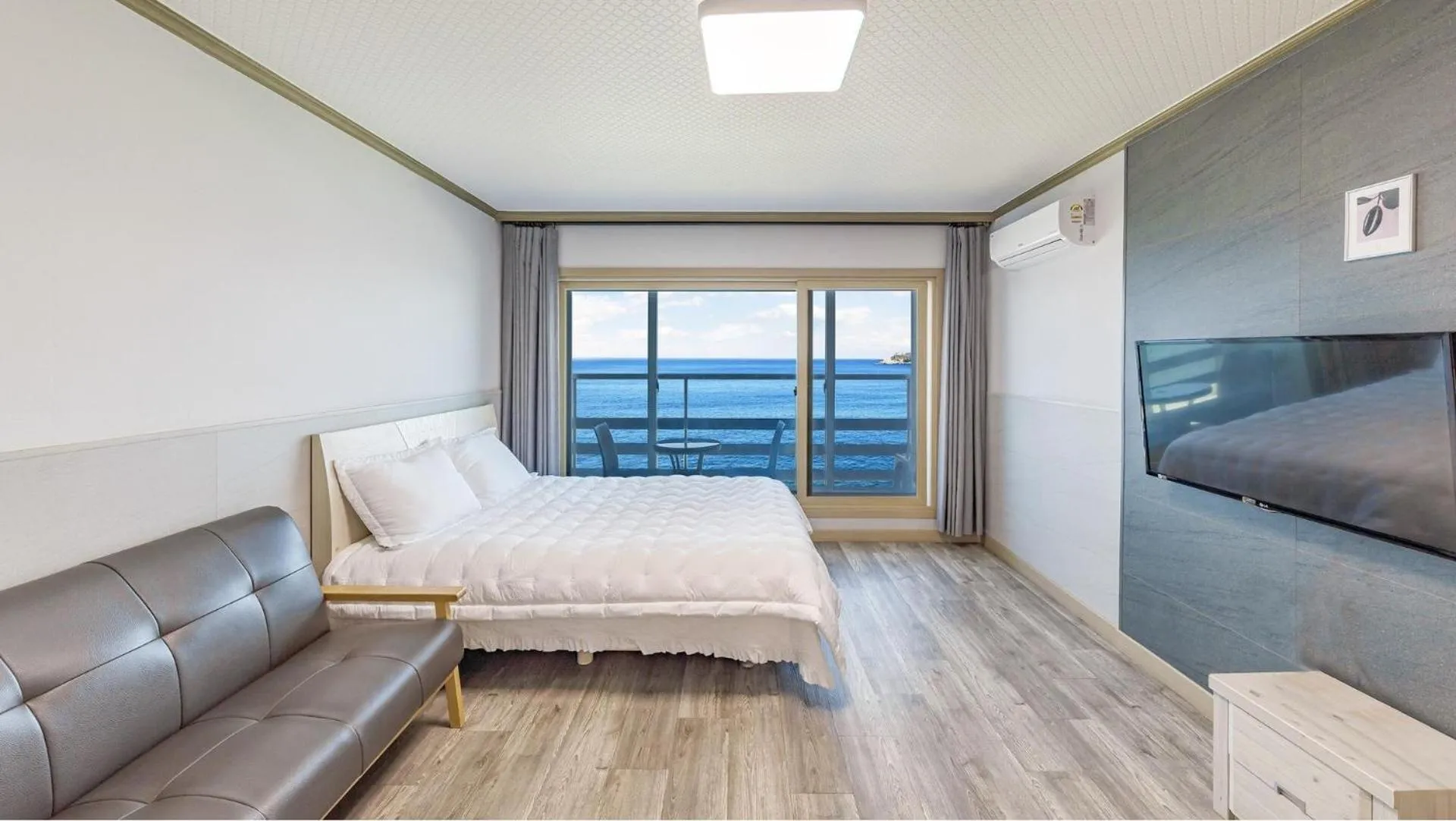 Property building, Bed in Sokcho Bird Island Pension