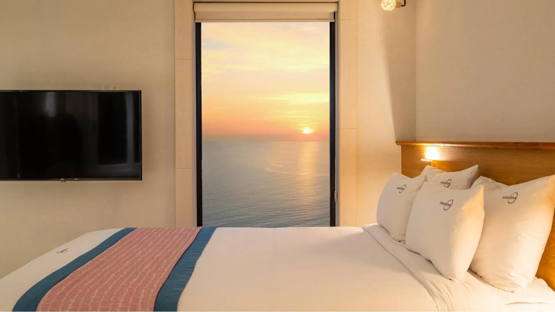 Property building, Bed in Gyeongju Luna Piena Poolvilla