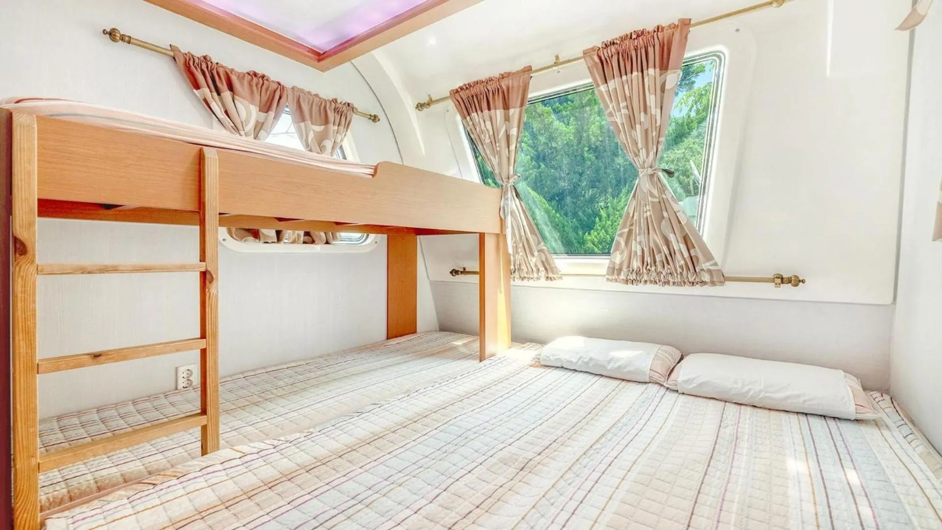 Property building, Bed in Gapeyong Donghwa Caravan