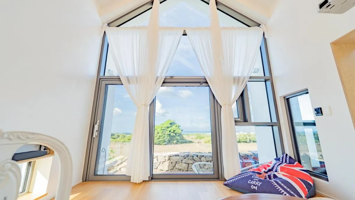 Property building in Jeju Geunalohu Pension