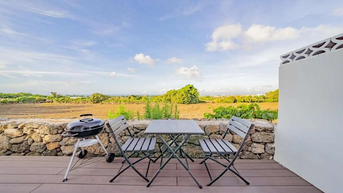 Property building in Jeju Geunalohu Pension