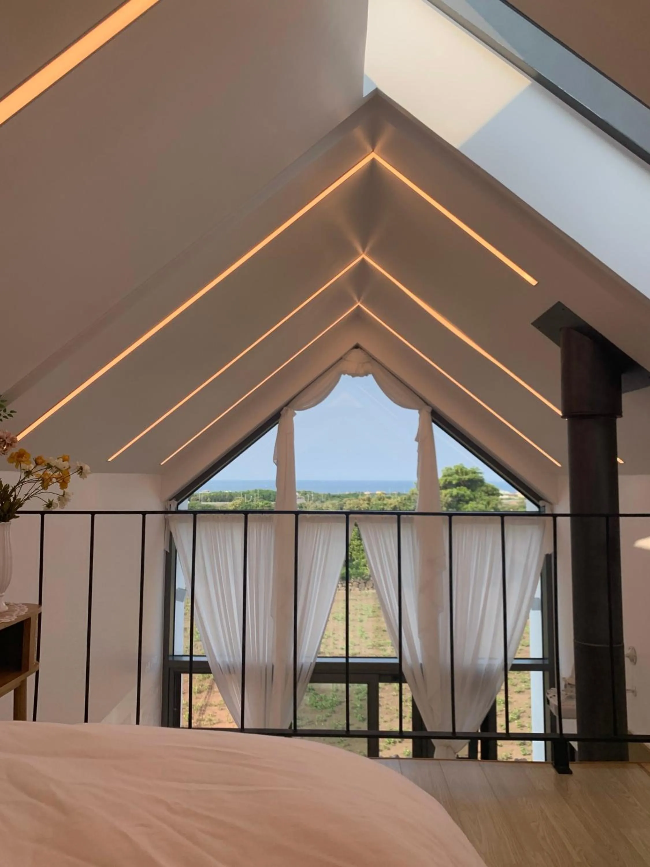 Property building, Bed in Jeju Geunalohu Pension