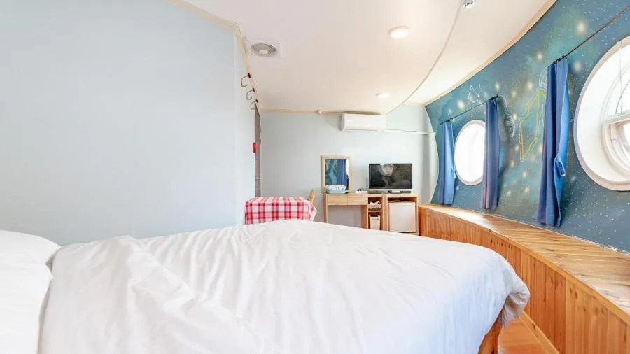 Property building, Bed in Jeju UFO Pension