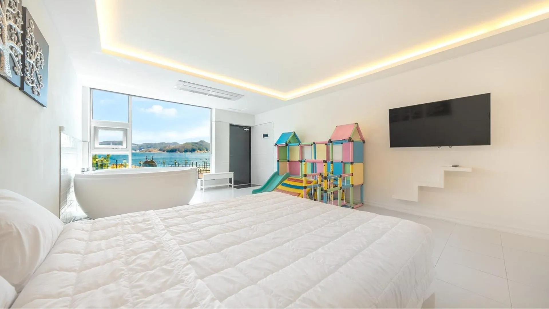 Property building, Bed in Geoje Badageurigo Pension