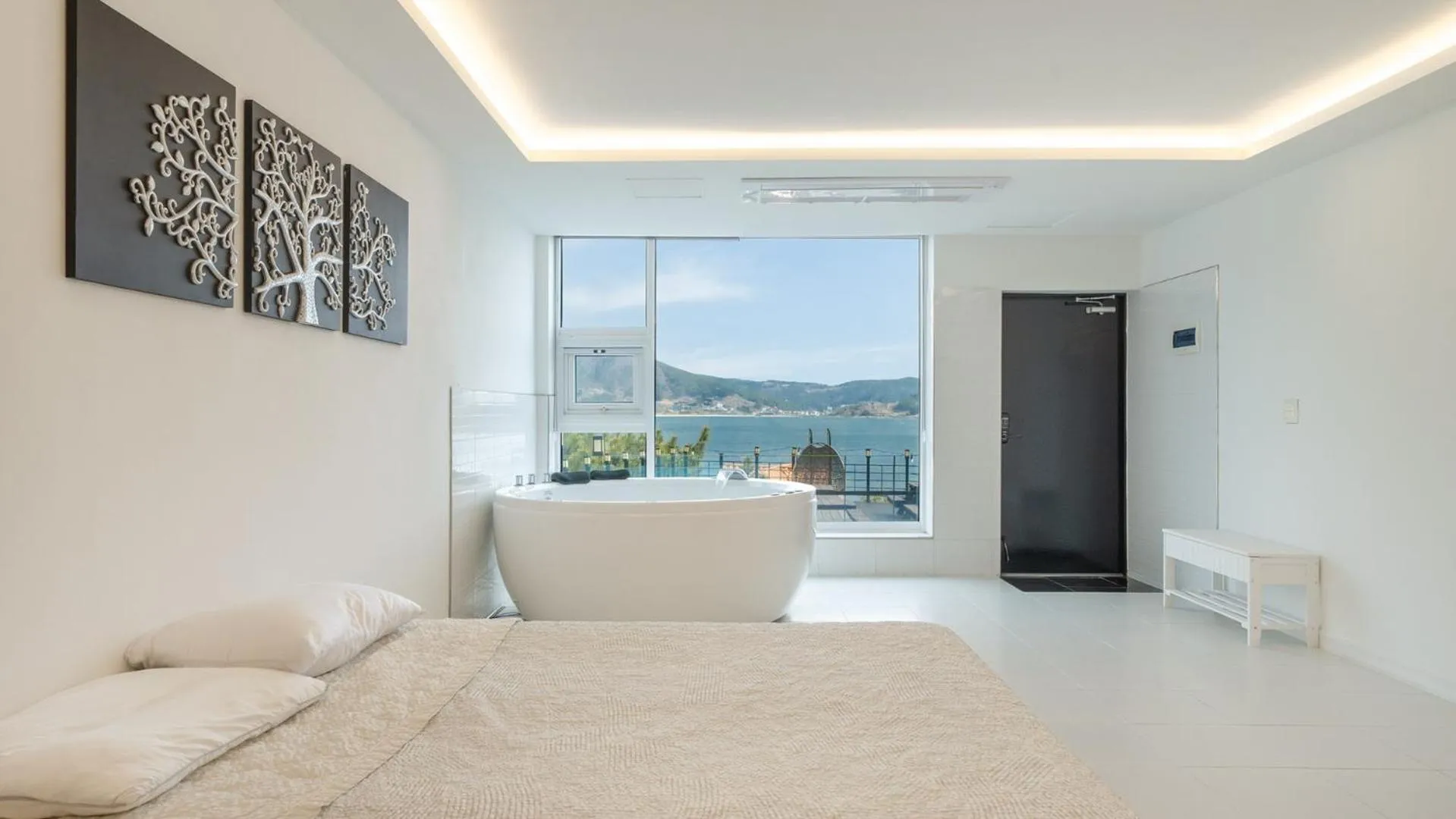 Property building, Bed in Geoje Badageurigo Pension