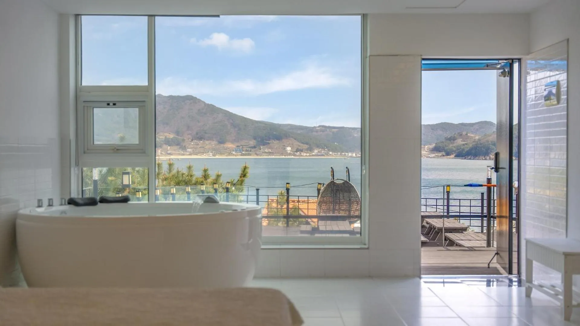 Property building in Geoje Badageurigo Pension