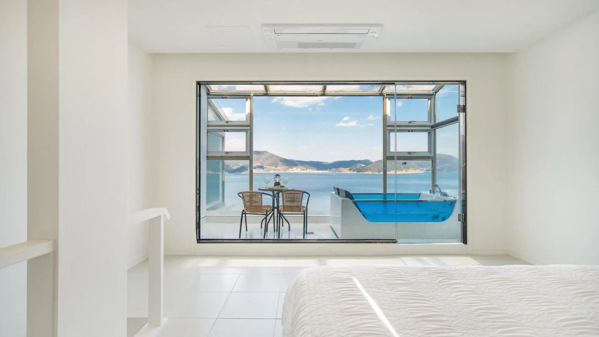 Property building, Bed in Geoje Badageurigo Pension