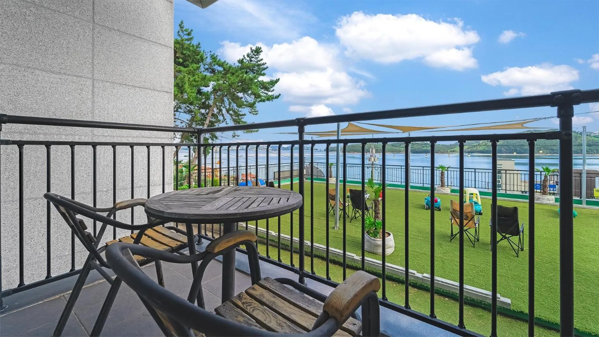 Property building in Namhae Spring, Summer, Fall, Winter Pet-