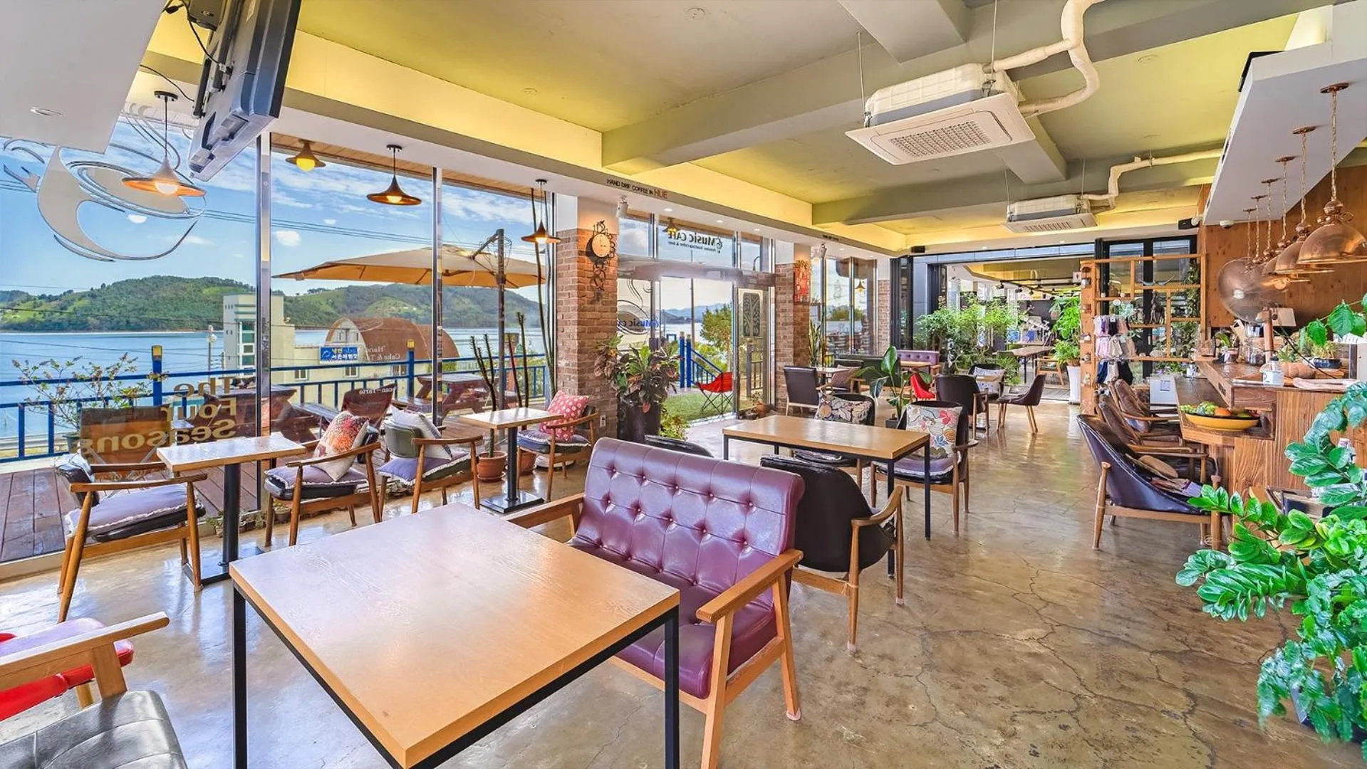 Property building in Namhae Spring, Summer, Fall, Winter Pet-