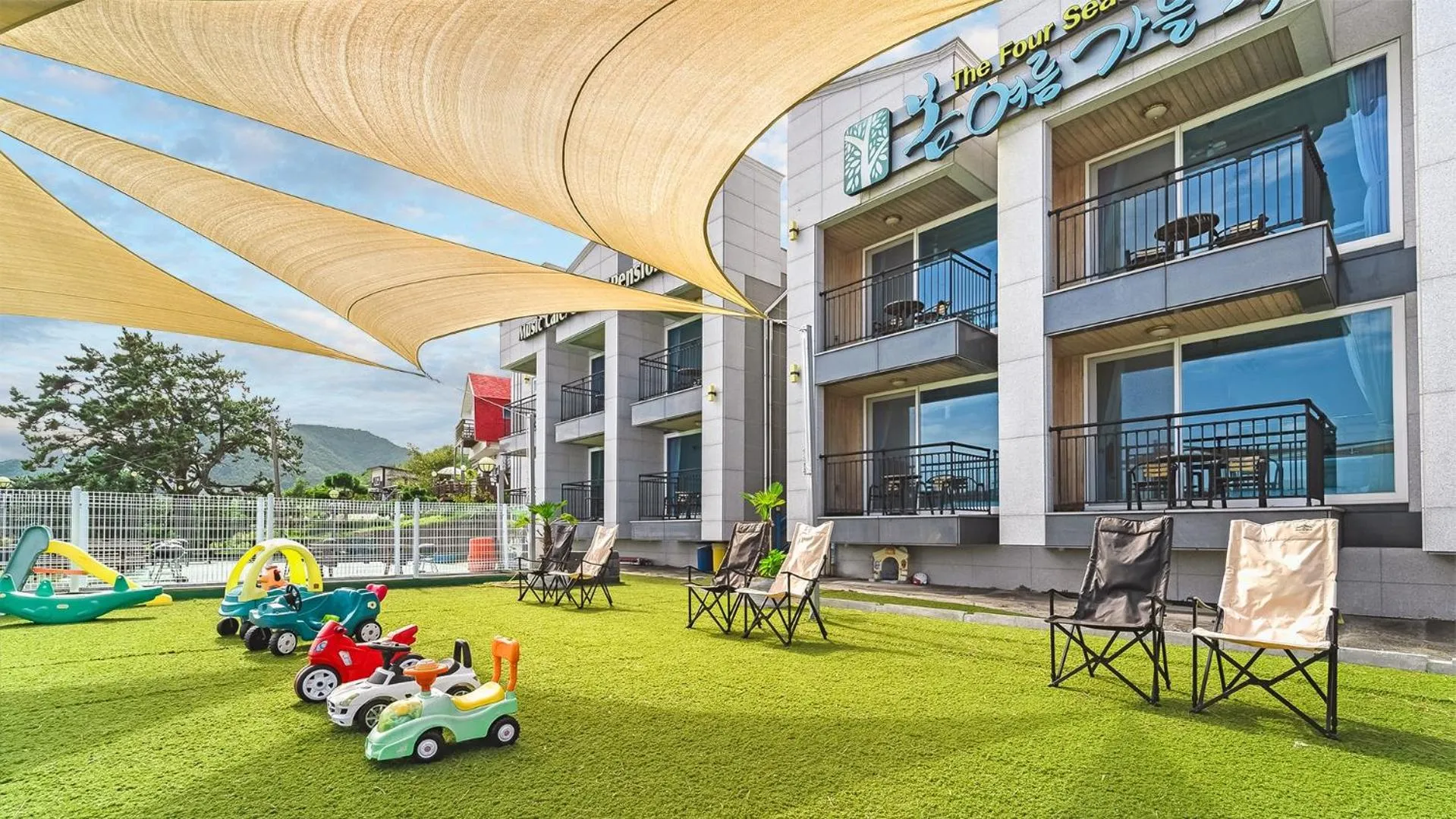 Property building in Namhae Spring, Summer, Fall, Winter Pet-