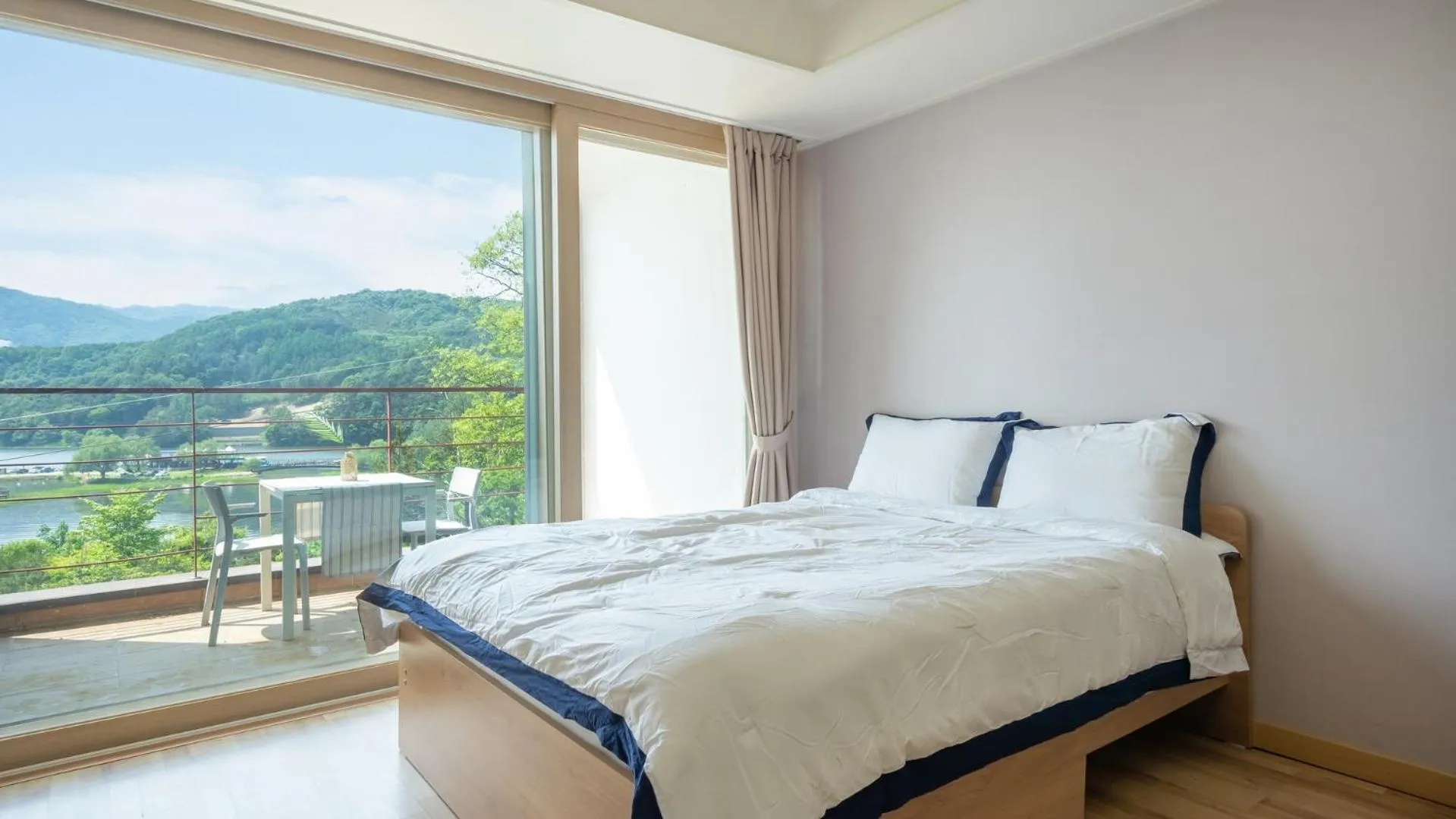 Property building, Bed in Gapyeong Yeonkkocchosu Pet Pension