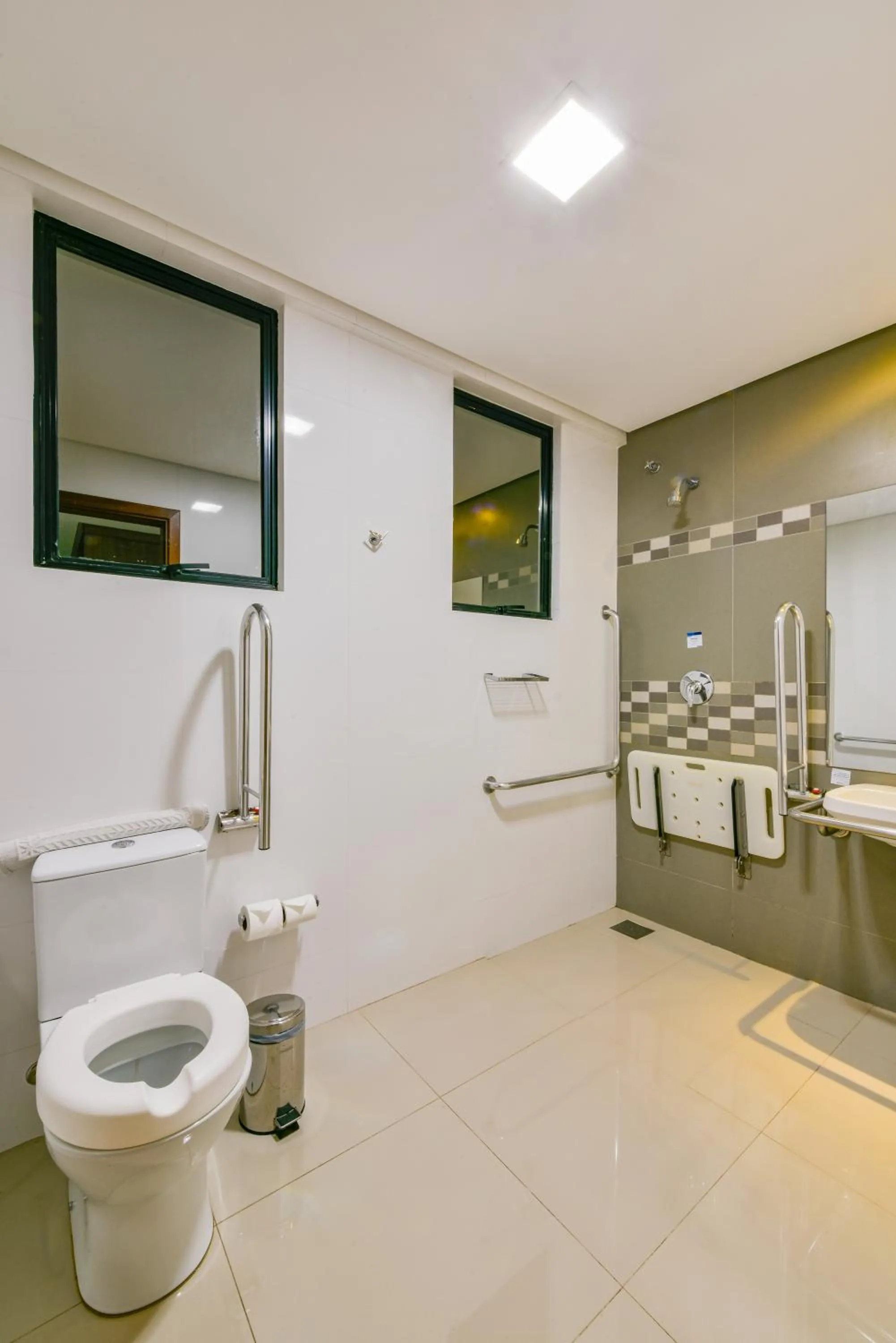 Bathroom in Plaza Inn Breeze Aeroporto