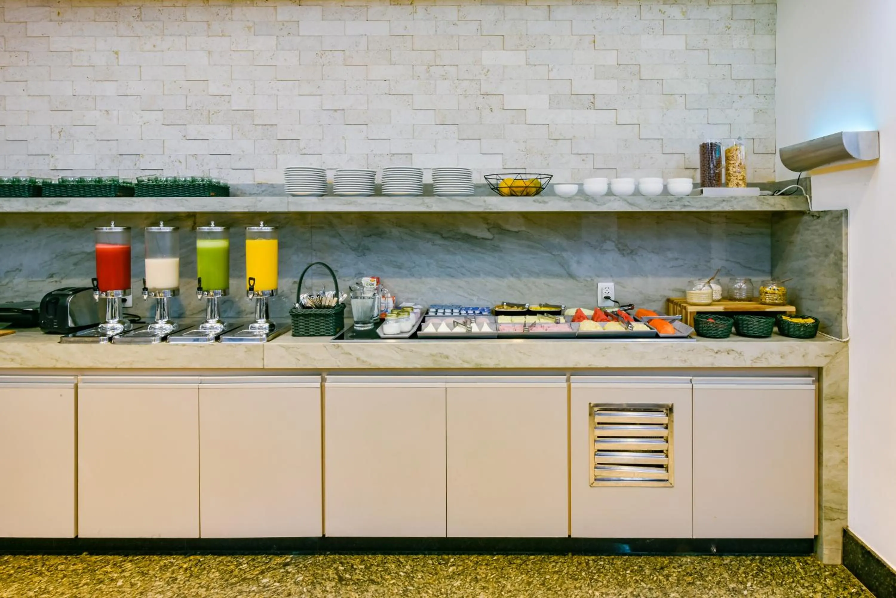 Coffee/tea facilities in Plaza Inn Breeze Aeroporto